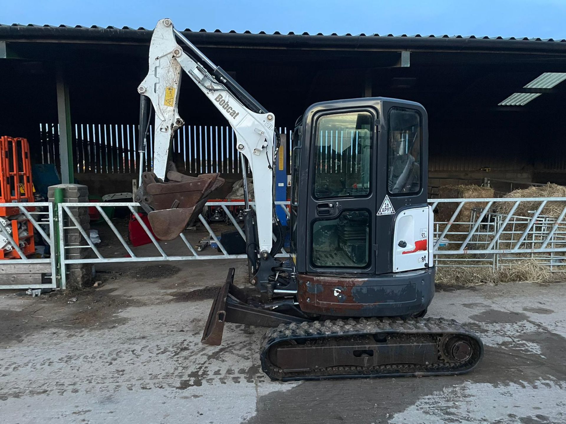 2017 BOBCAT E26 MINI EXCAVATOR / DIGGER, RUNS, DRIVES AND DIGS, 3 BUCKETS INCLUDED, GOOD CONDITION - Image 2 of 7