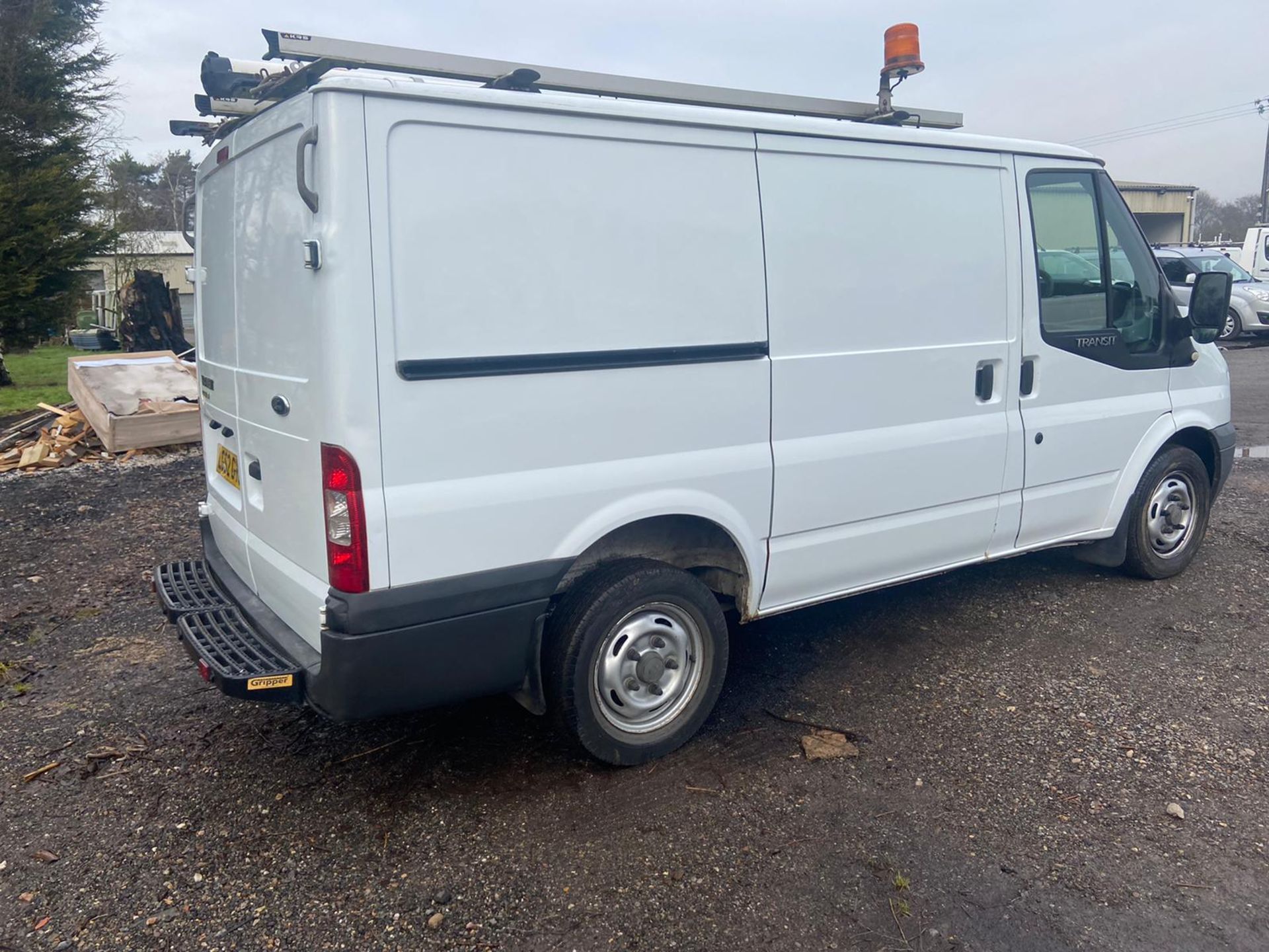 2012/62 REG FORD TRANSIT 100 T300 FWD 2.2 DIESEL WHITE PANEL VAN, SHOWING 0 FORMER KEEPERS *PLUS VAT - Image 7 of 11