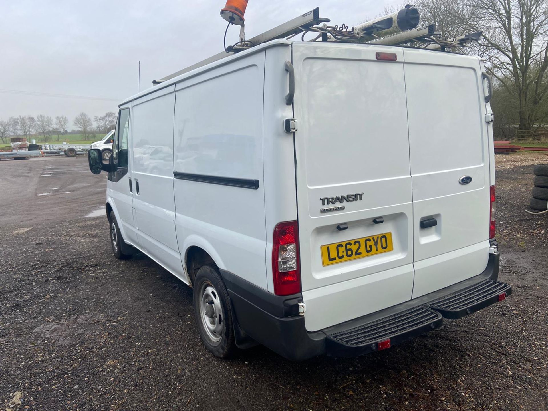 2012/62 REG FORD TRANSIT 100 T300 FWD 2.2 DIESEL WHITE PANEL VAN, SHOWING 0 FORMER KEEPERS *PLUS VAT - Image 5 of 11