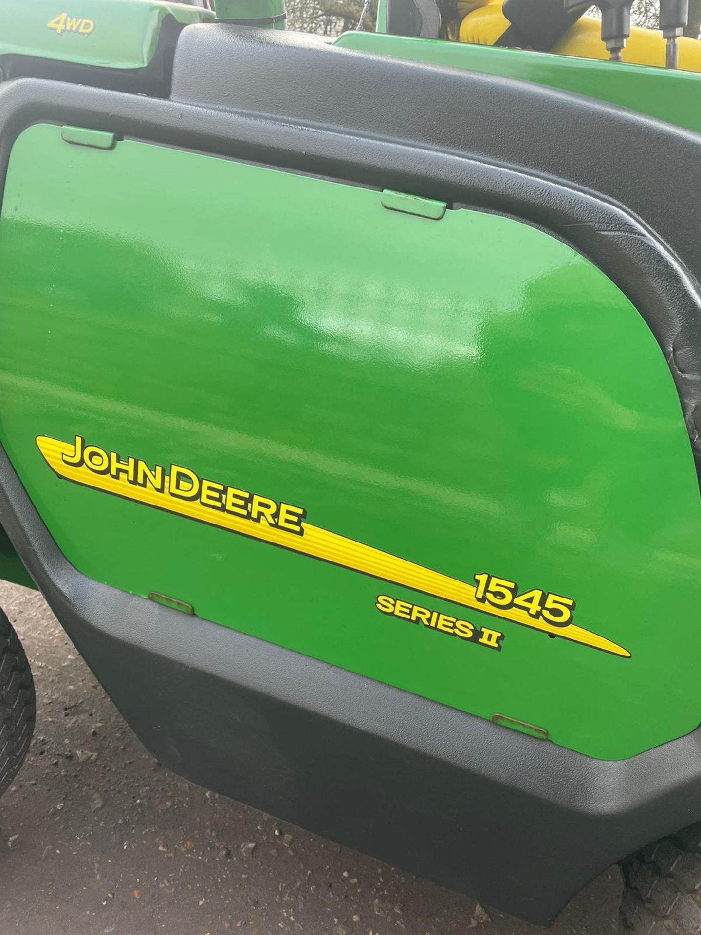 2013 JOHN DEERE 1545 RIDE ON LAWN MOWER, RUNS WORKS AND CUTS WELL *PLUS VAT* - Image 2 of 9