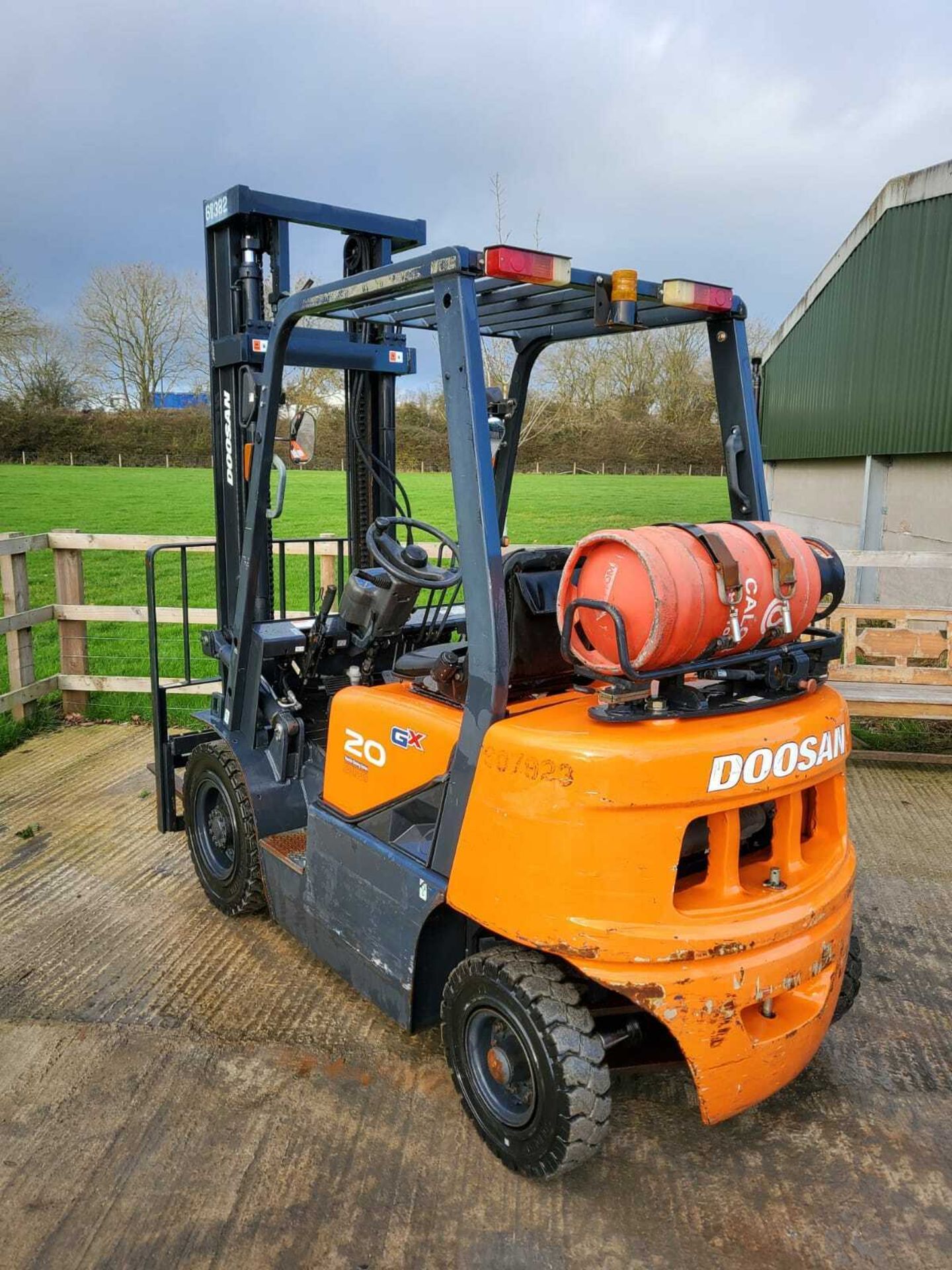 DOOSAN 2 TON GX, GAS FORK LIFT, DUPLEX MAST, YEAR 2016, ONLY 1000 HOURS *PLUS VAT* - Image 3 of 4