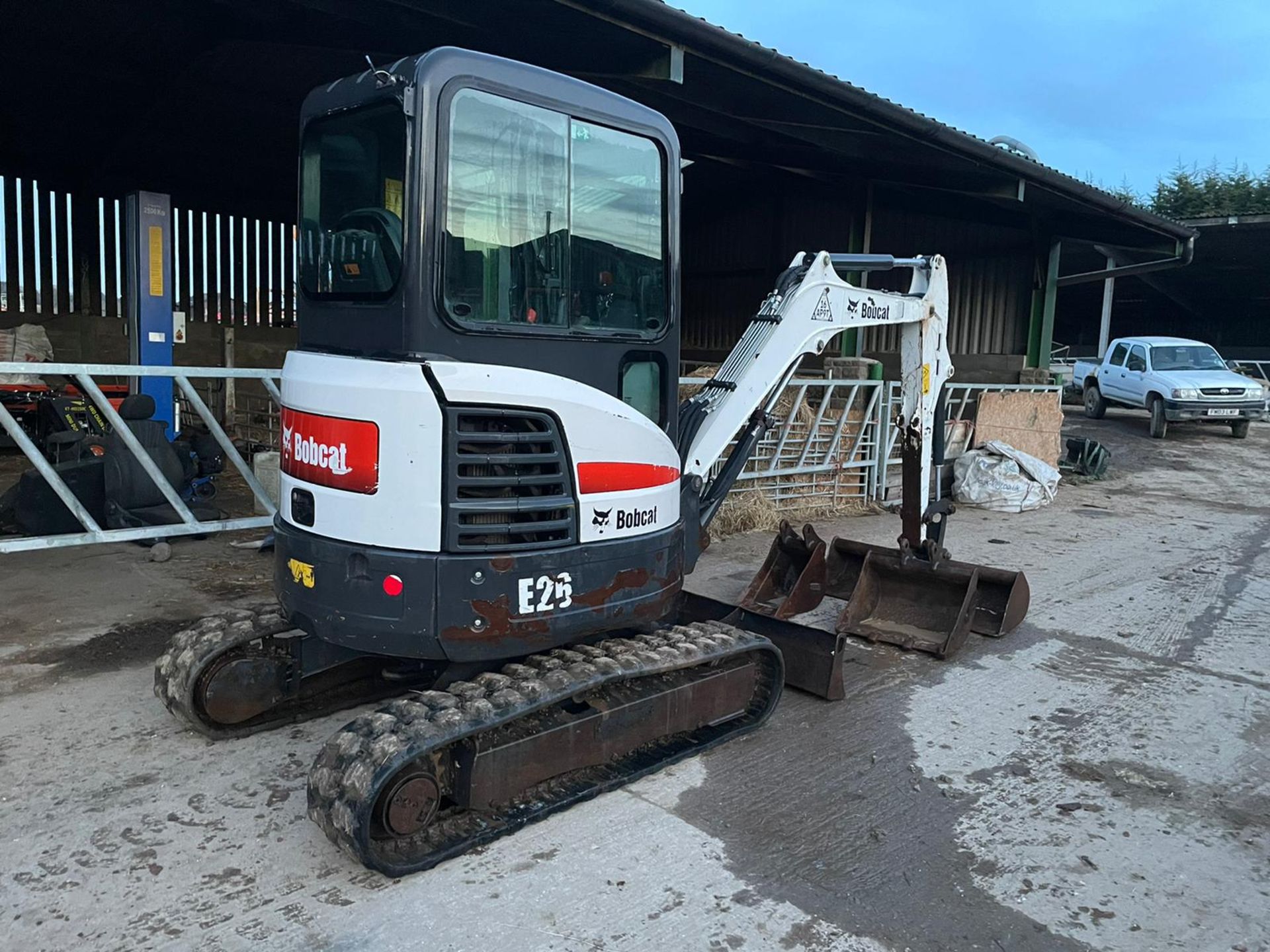 2017 BOBCAT E26 MINI EXCAVATOR / DIGGER, RUNS, DRIVES AND DIGS, 3 BUCKETS INCLUDED, GOOD CONDITION - Image 4 of 7