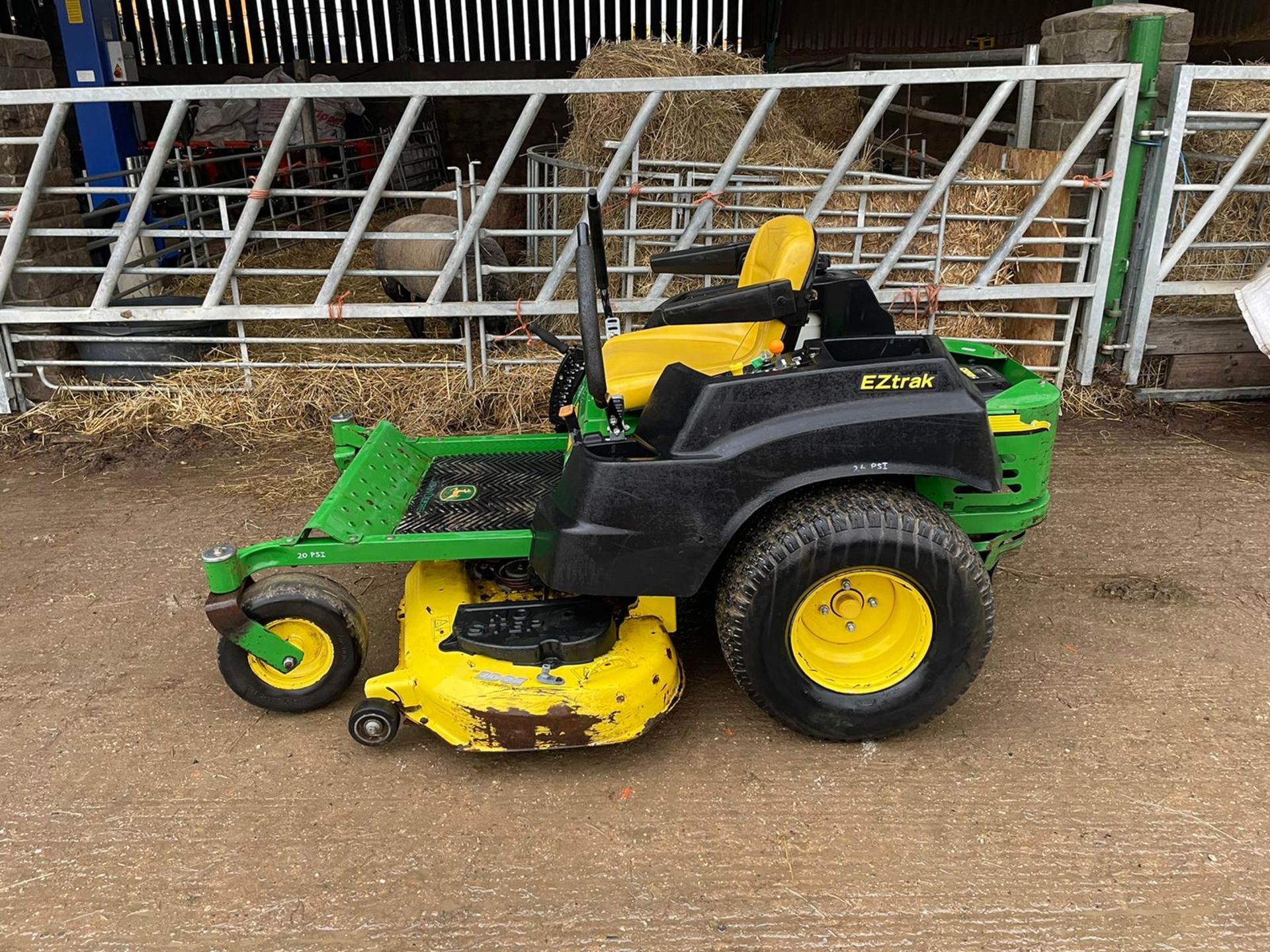 2014 JOHN DEERE Z435 ZERO TURN MOWER, SOLD NEW IN 2015, RUNS, DRIVES AND CUTS, GOOD CONDITION