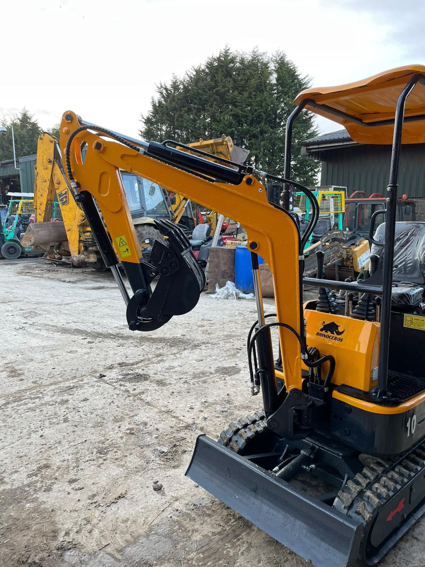 RHINOCEROS LM10 MINI RUBBER TRACKED DIGGER / EXCAVATOR, BRAND NEW AND UNUSED 3 X BUCKETS *PLUS VAT* - Image 2 of 10