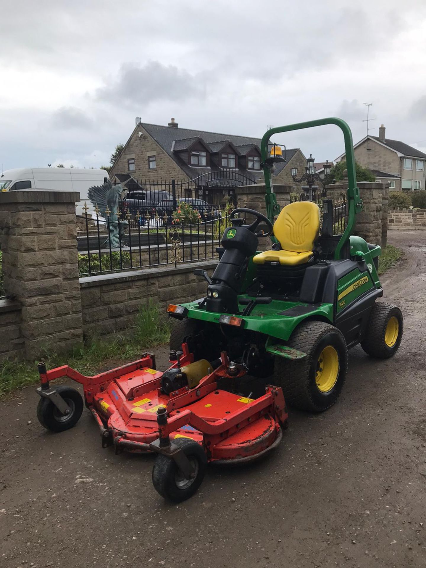 2016 JOHN DEERE 1580 C/W OUTFRONT MOWER DECK, RUNS, DRIVES & CUTS, ROAD REGISTERED - OTP *PLUS VAT*