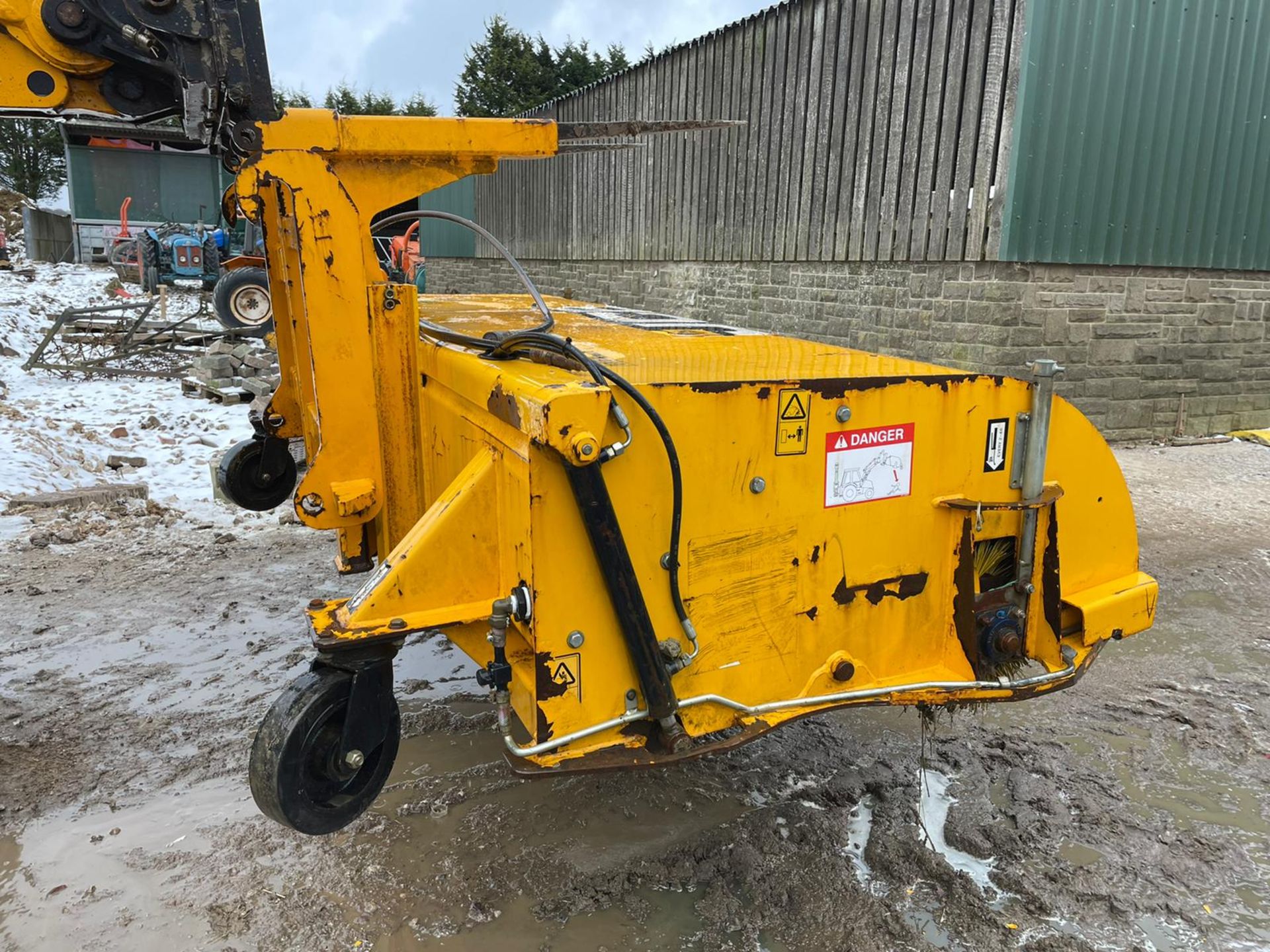 2014 JCB SC240 SWEEPER BUCKET, SUITABLE FOR JCB QUICK HITCH OR PALLET FORKS, CLEAN MACHINE *PLUS VAT - Image 2 of 5