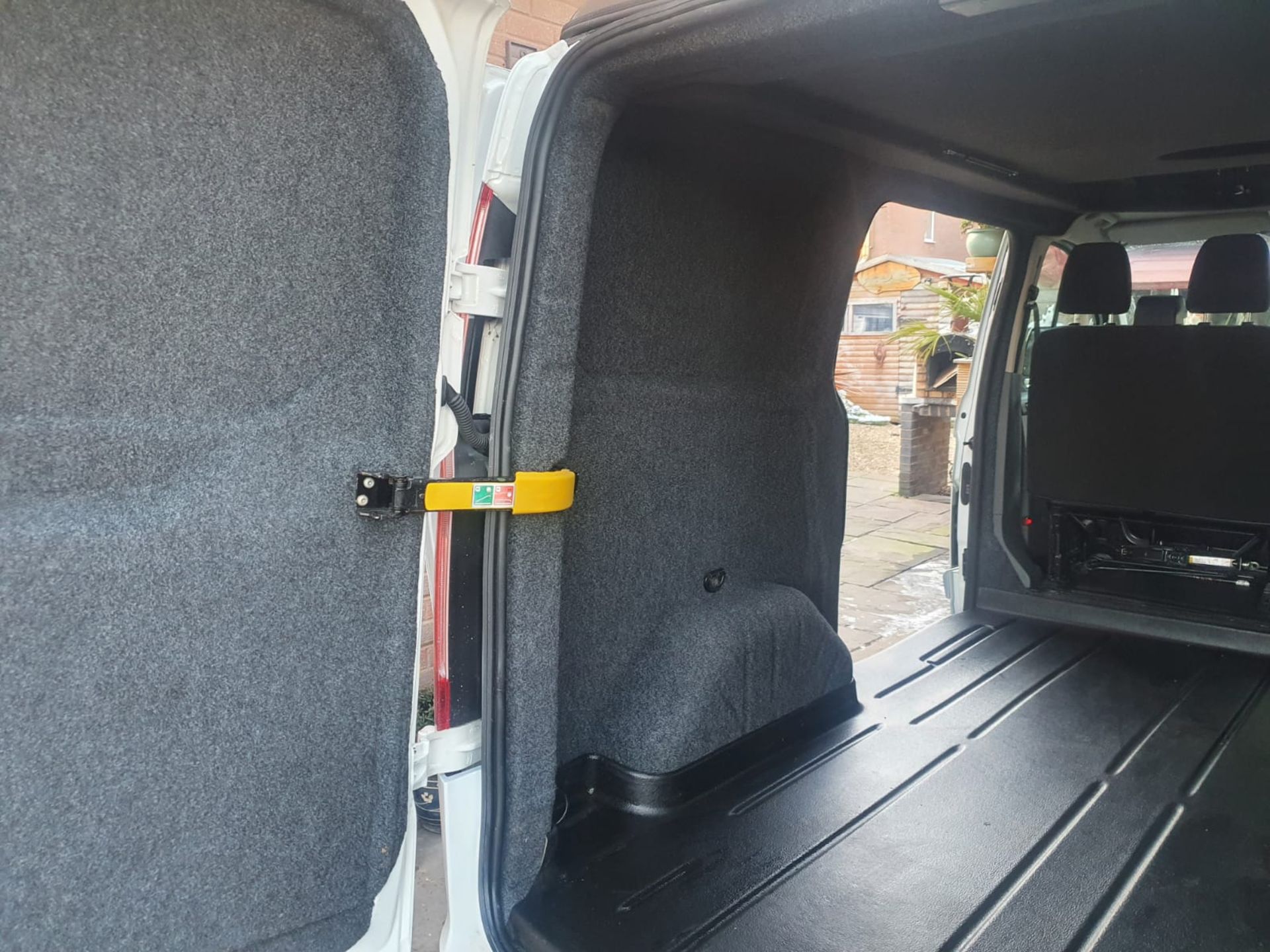 2018/18 REG FORD TRANIST CUSTOM 300 BASE 2.0 DIESEL WHITE PANEL VAN, SHOWING 0 FORMER KEEPERS - Image 16 of 22