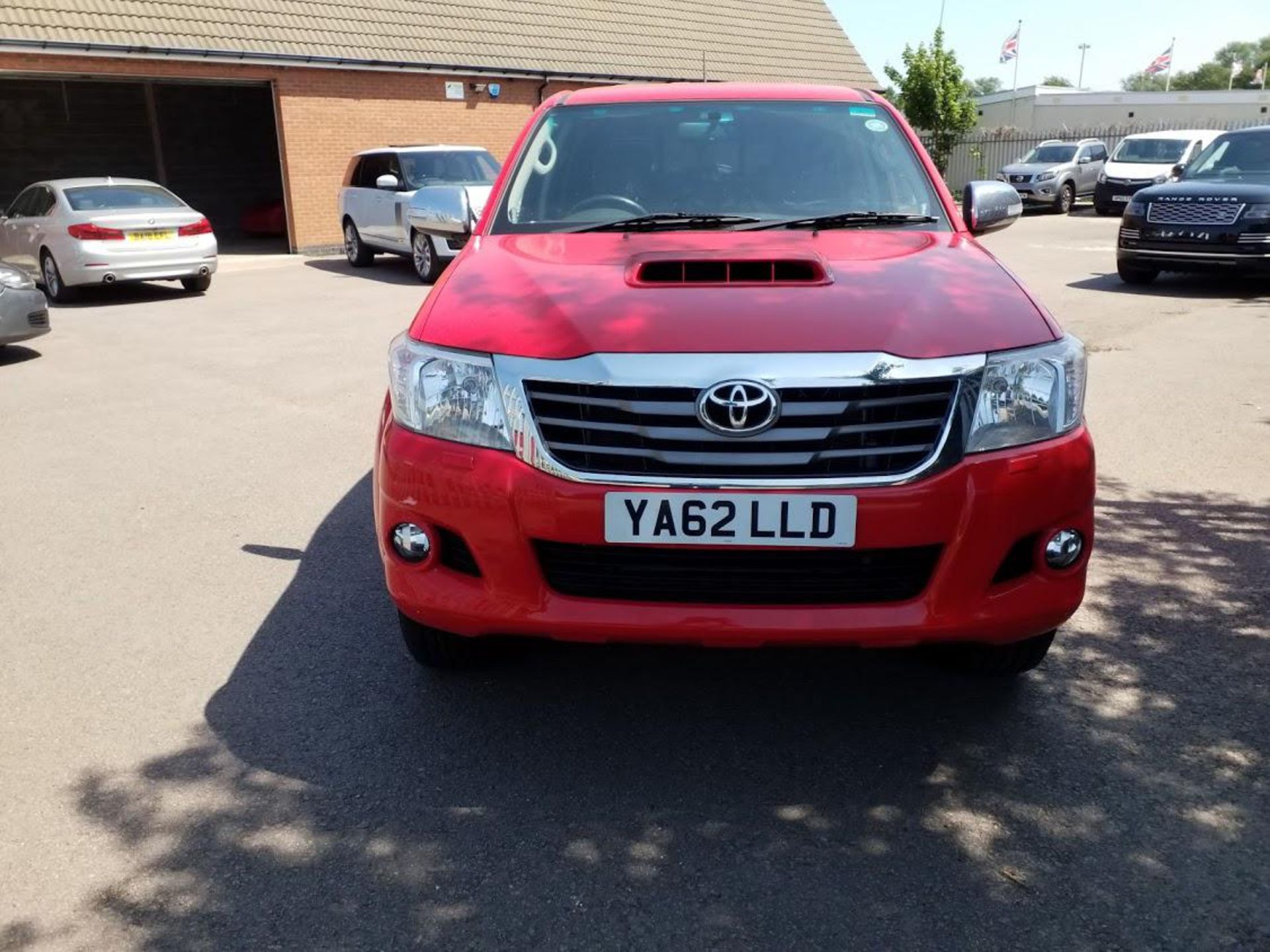2013/62 REG TOYOTA HILUX INVINCIBLE D-4D 4X4 RED 3.0 AUTO, SHOWING 0 FORMER KEEPERS *PLUS VAT* - Image 2 of 8