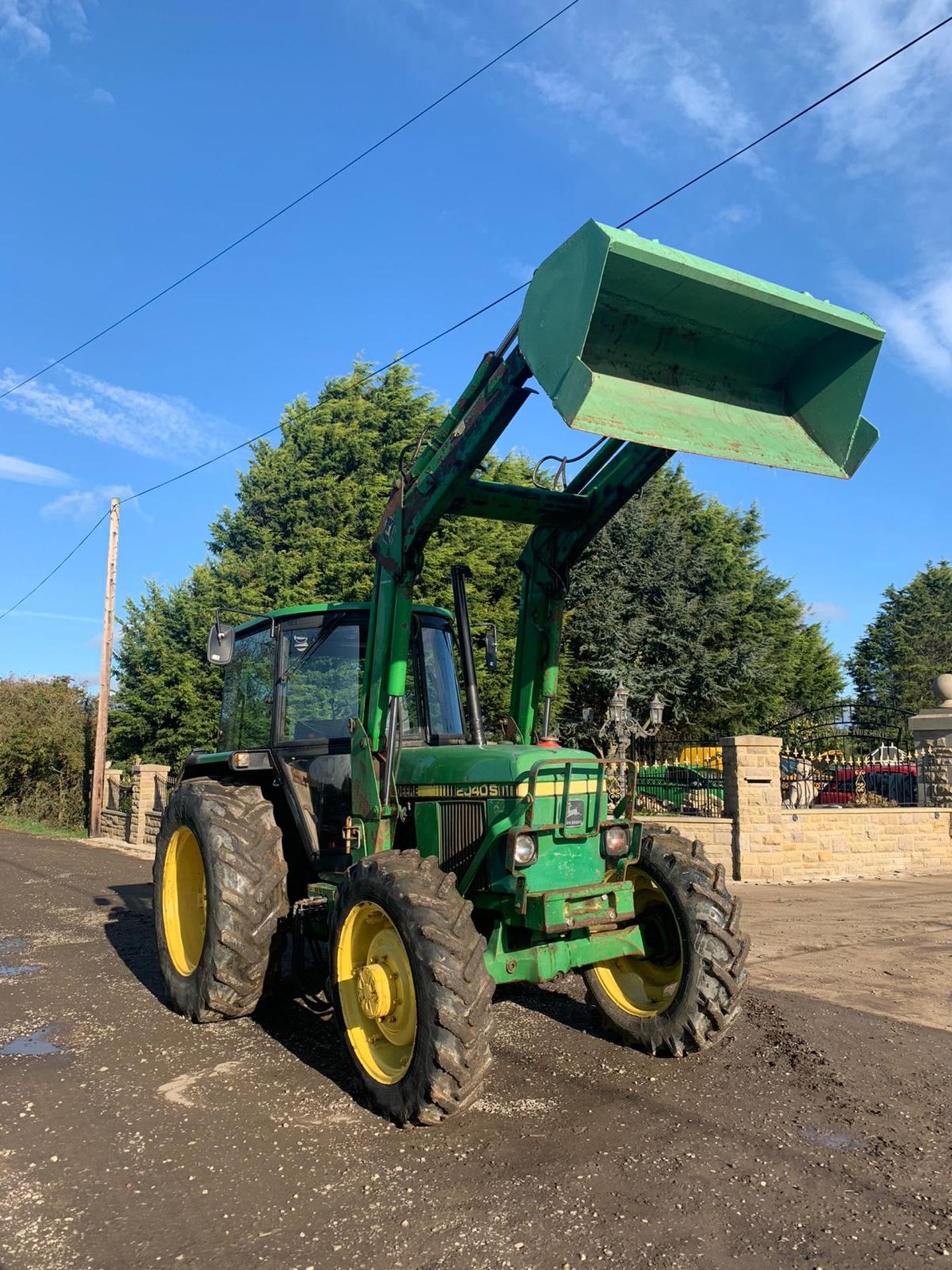 JOHN DEERE 2040S TRACTOR, C/W LOADER AND BUCKET, RUNS, DRIVES AND DIGS *PLUS VAT*