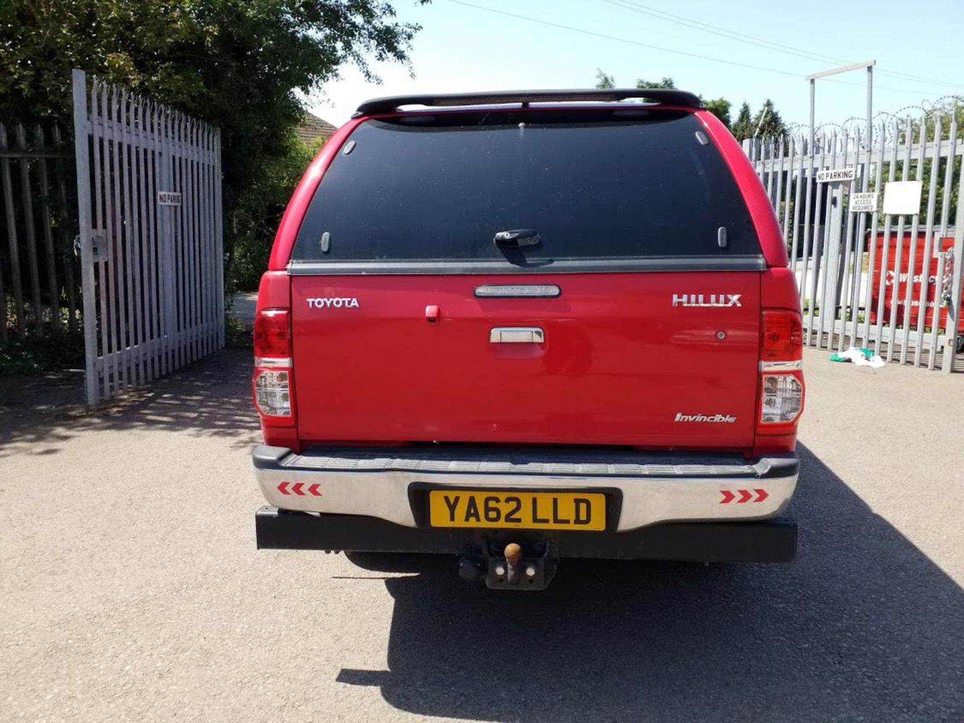 2013/62 REG TOYOTA HILUX INVINCIBLE D-4D 4X4 RED 3.0 AUTO, SHOWING 0 FORMER KEEPERS *PLUS VAT* - Image 4 of 8