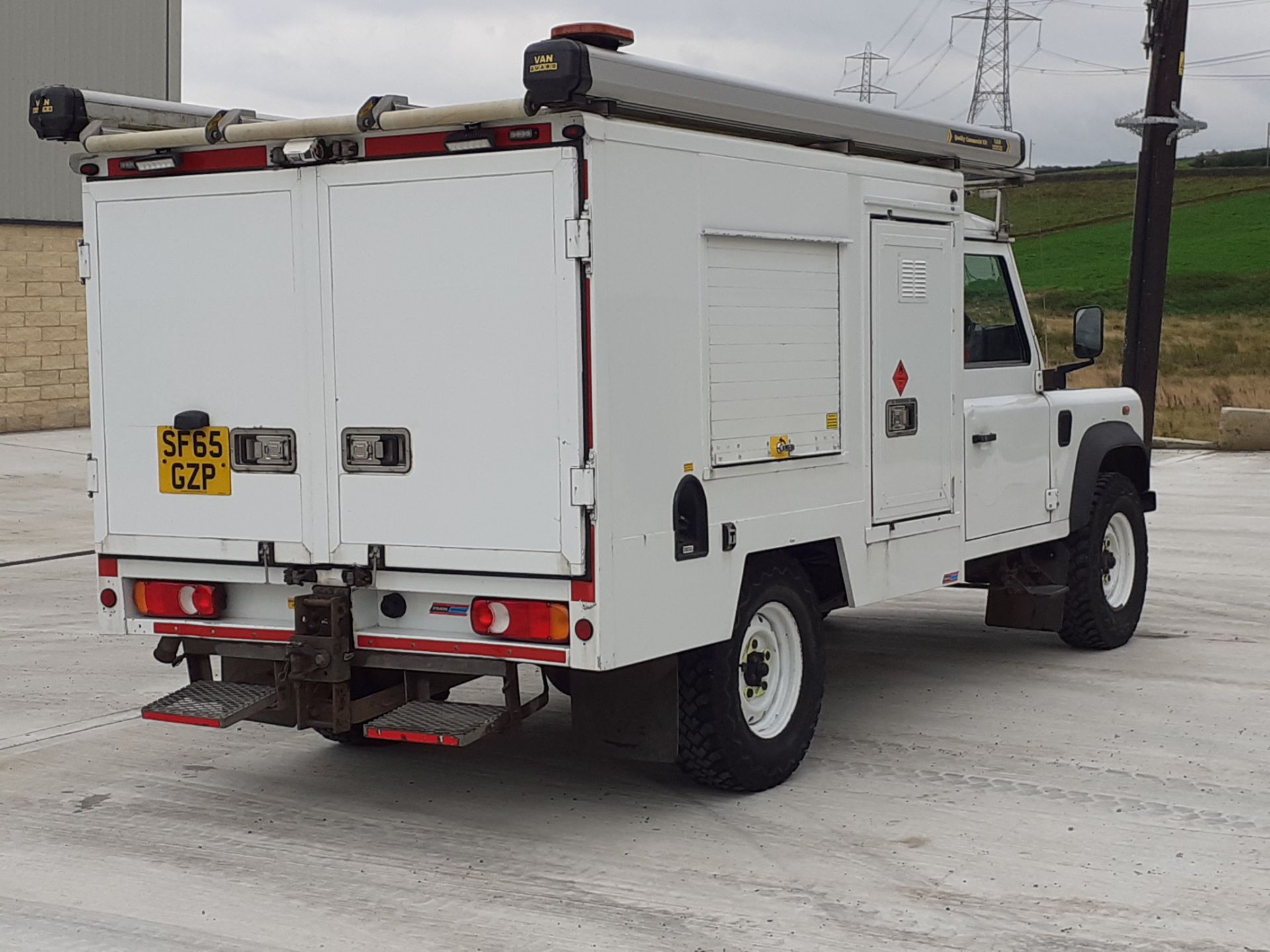 2015/65 REG LAND ROVER DEFENDER 130 TD 2.2 DIESEL EXPEDITION VAN, SHOWING 0 FORMER KEEPERS *PLUS VAT - Image 5 of 10