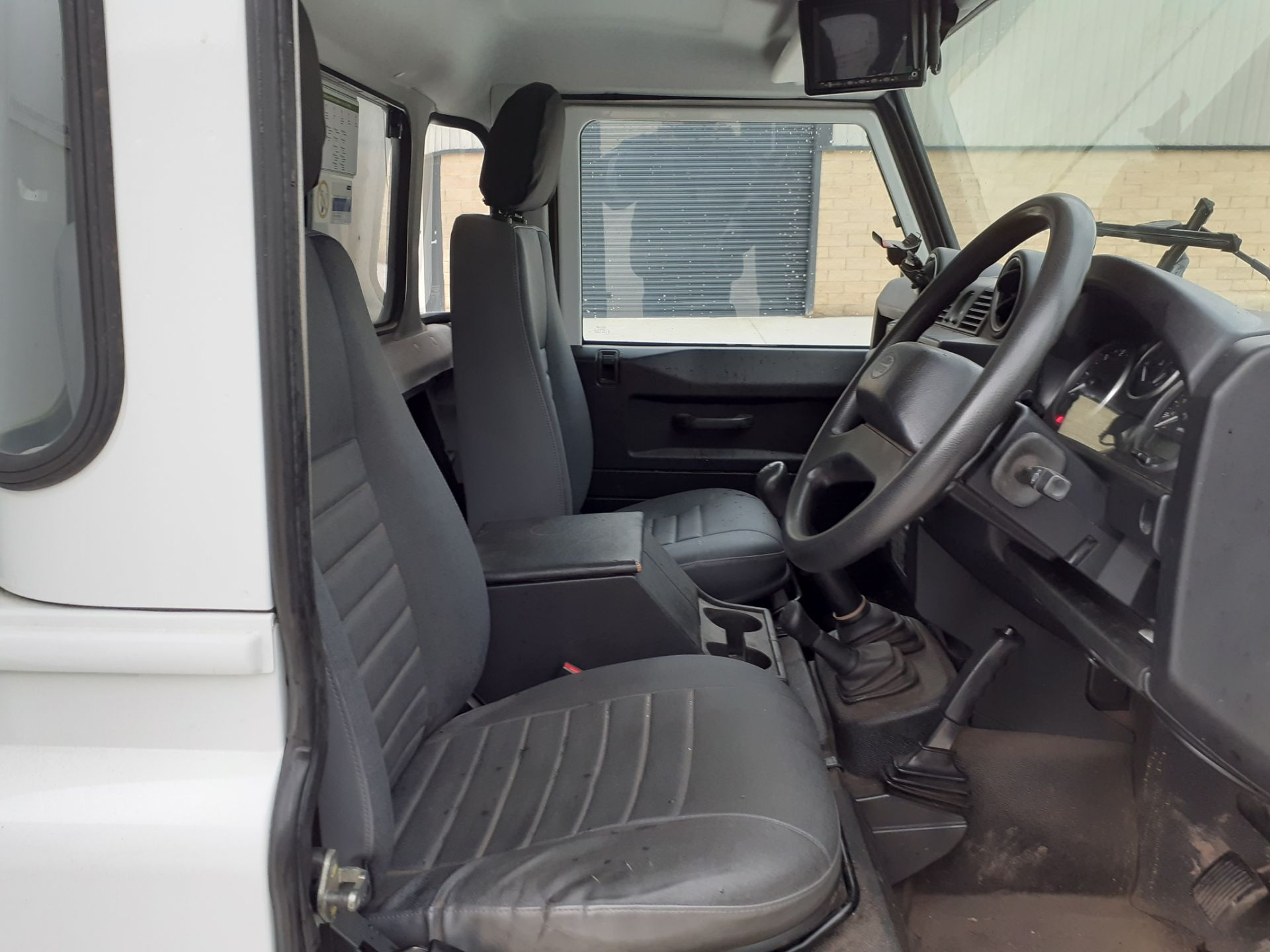 2015/65 REG LAND ROVER DEFENDER 130 TD 2.2 DIESEL EXPEDITION VAN, SHOWING 0 FORMER KEEPERS *PLUS VAT - Image 9 of 10