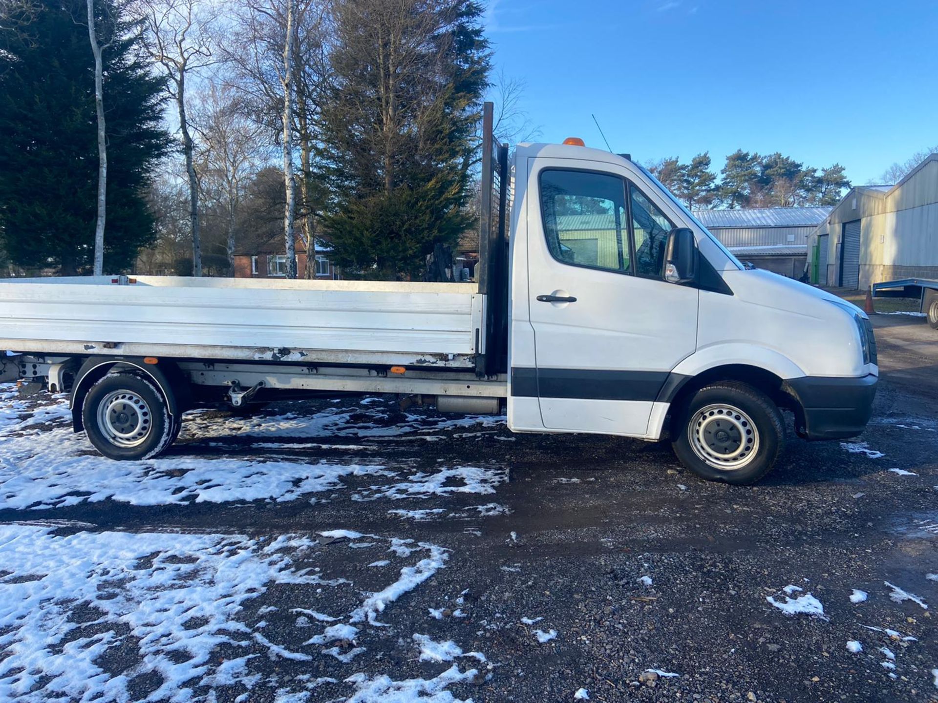 2015/65 REG VOLKSWAGEN CRAFTER CR35 TDI 2.0 DIESEL WHITE DROPSIDE LORRY, SHOWING 1 FORMER KEEPER - Image 5 of 9