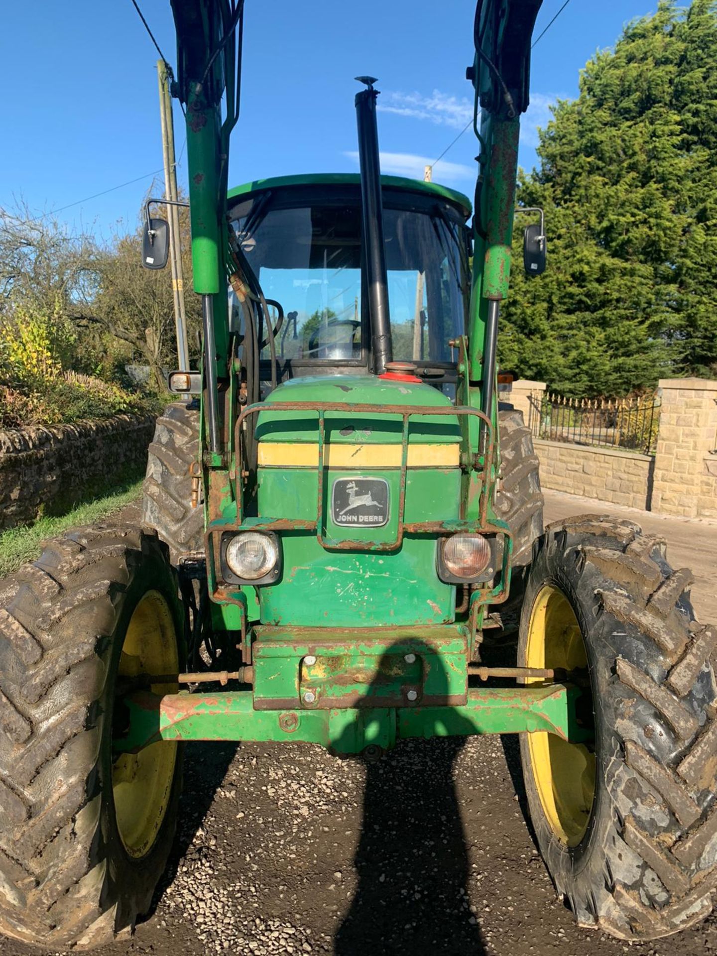 JOHN DEERE 2040S TRACTOR, C/W LOADER AND BUCKET, RUNS, DRIVES AND DIGS *PLUS VAT* - Image 2 of 5