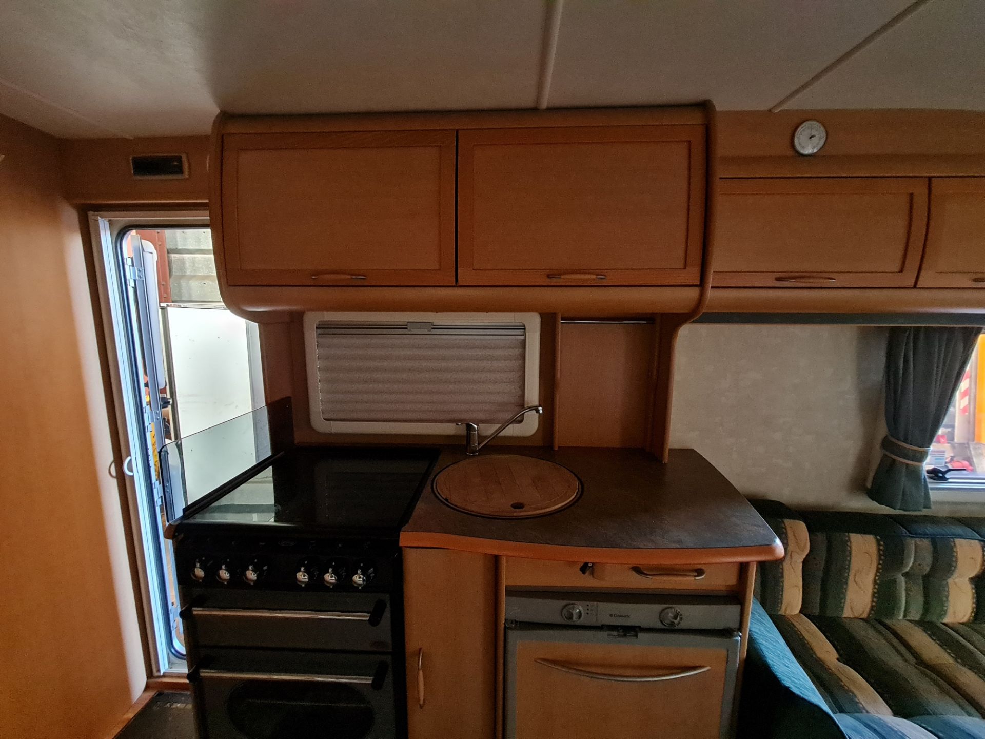 SWIFT ABBEY GTS VOGUE 417 SINGLE AXLE 3 BERTH CARAVAN *NO VAT* - Image 9 of 27