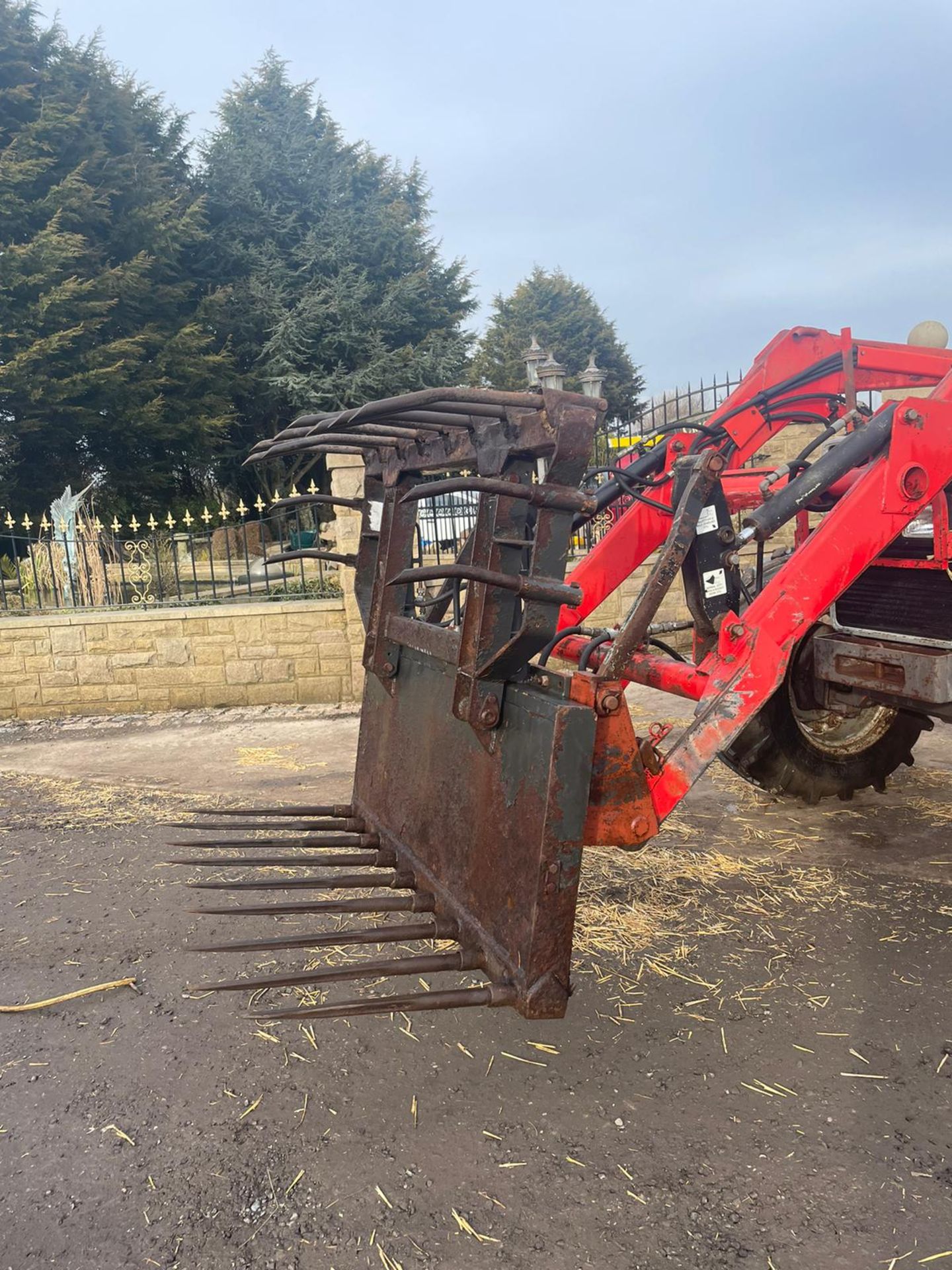 MASSEY FERGUSON 390 TRACTOR WITH LOADER AND GRAB, RUNS, DRIVES AND LIFTS *PLUS VAT* - Image 6 of 12