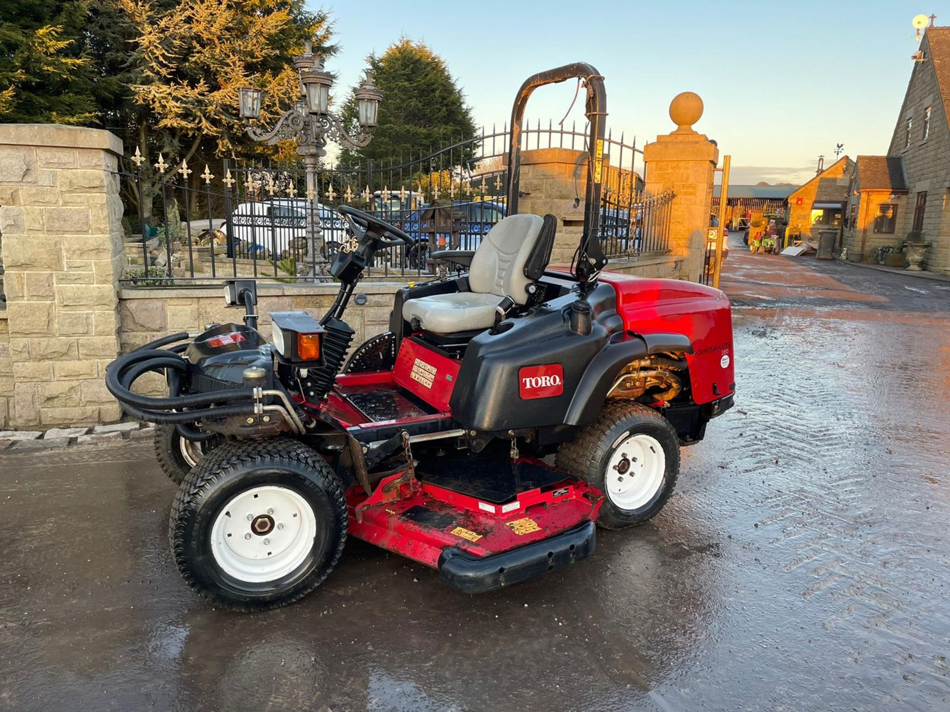 TORO GROUND MASTER 360 QUAD STEER RIDE ON MOWER, RUNS, DRIVES AND CUTS, CLEAN MACHINE, LOW 950 HOURS - Image 2 of 5