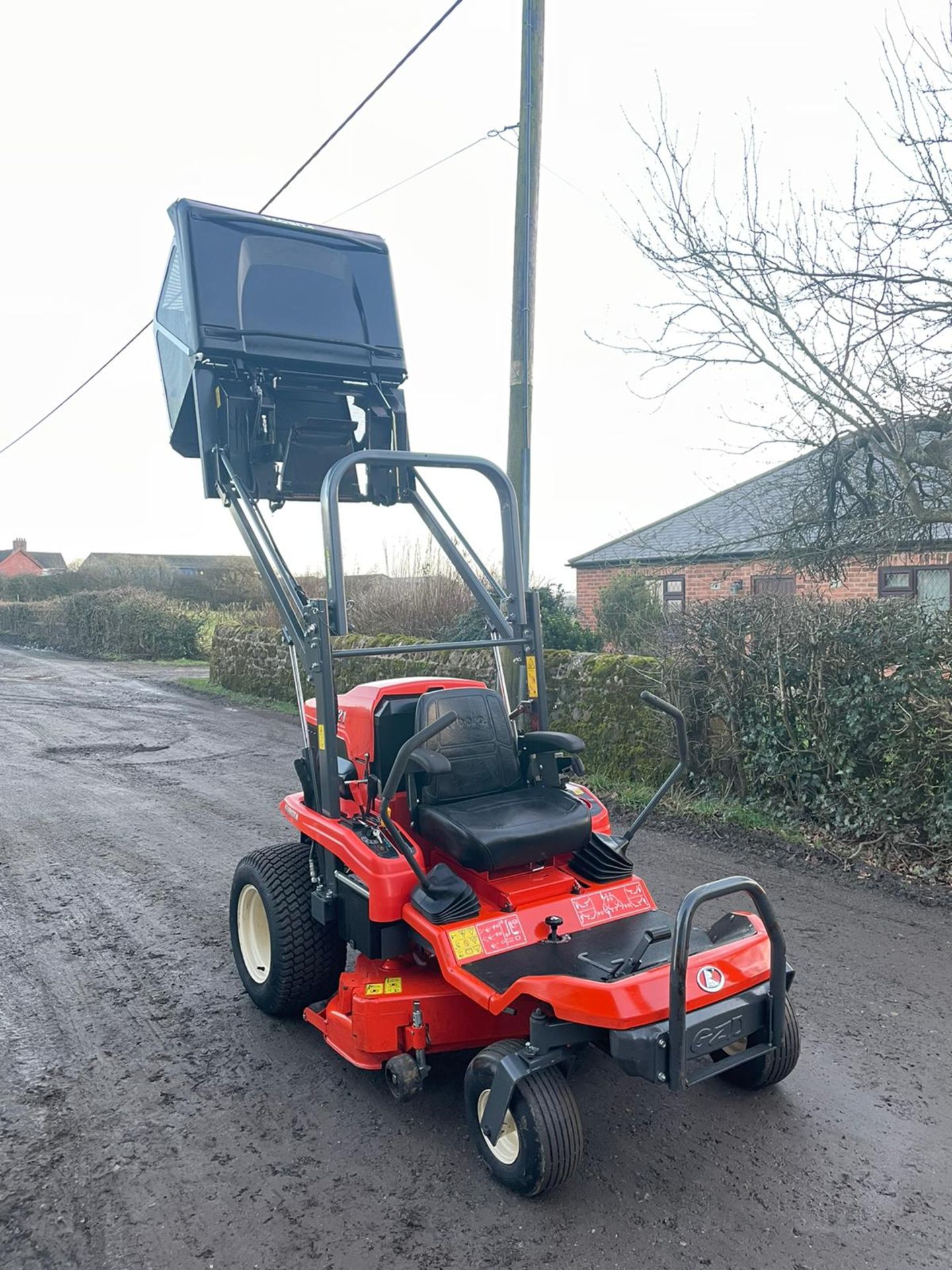 KUBOTA GZD 21 ZERO TURN RIDE ON LAWN MOWER - Image 2 of 8