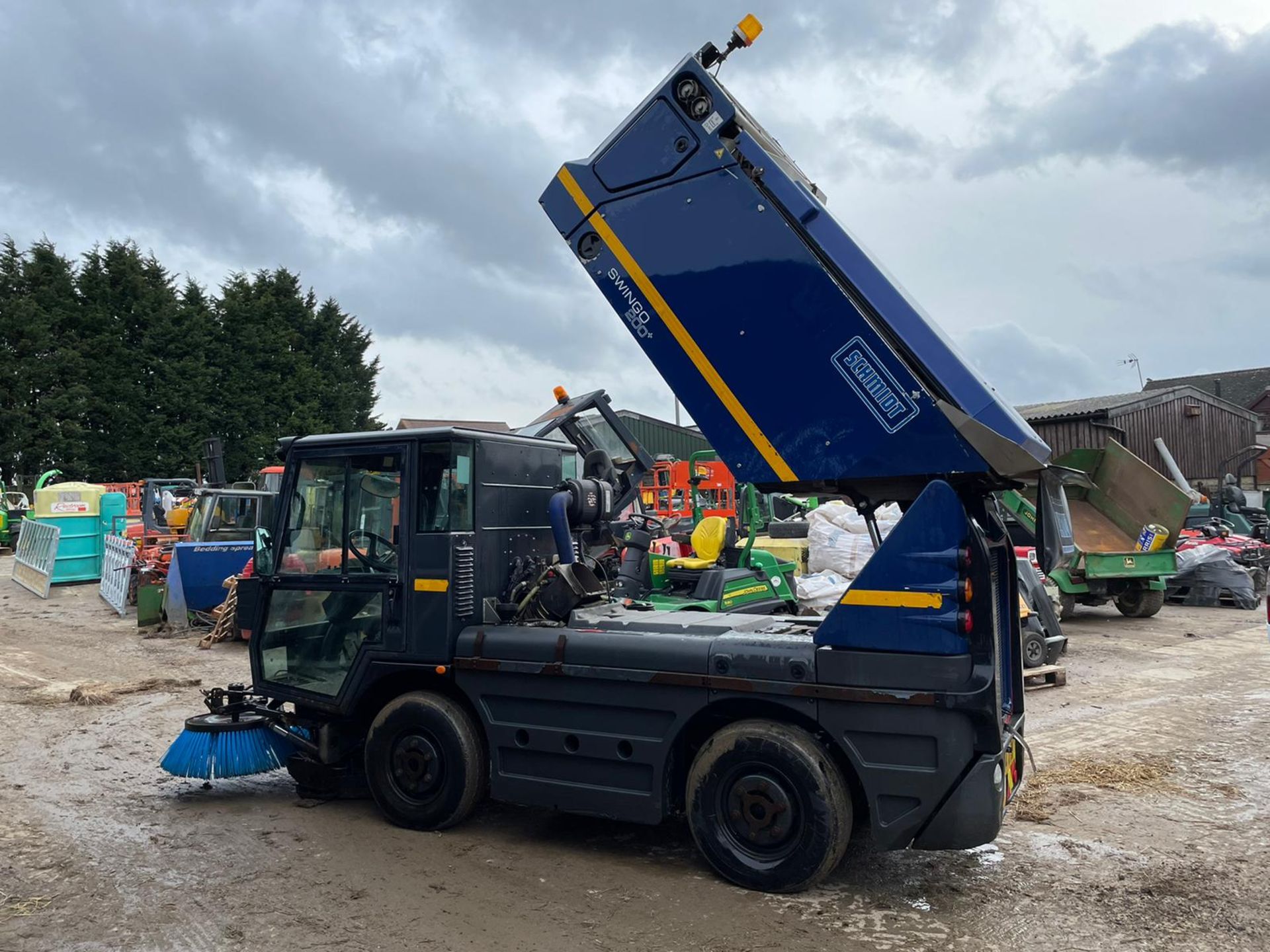 2014 SCHMIDT SWINGO 200+ YARD/ROAD SWEEPER, RUNS AND DRIVES, REVERSE CAMERA, GOOD BRUSHES *PLUS VAT* - Image 10 of 11