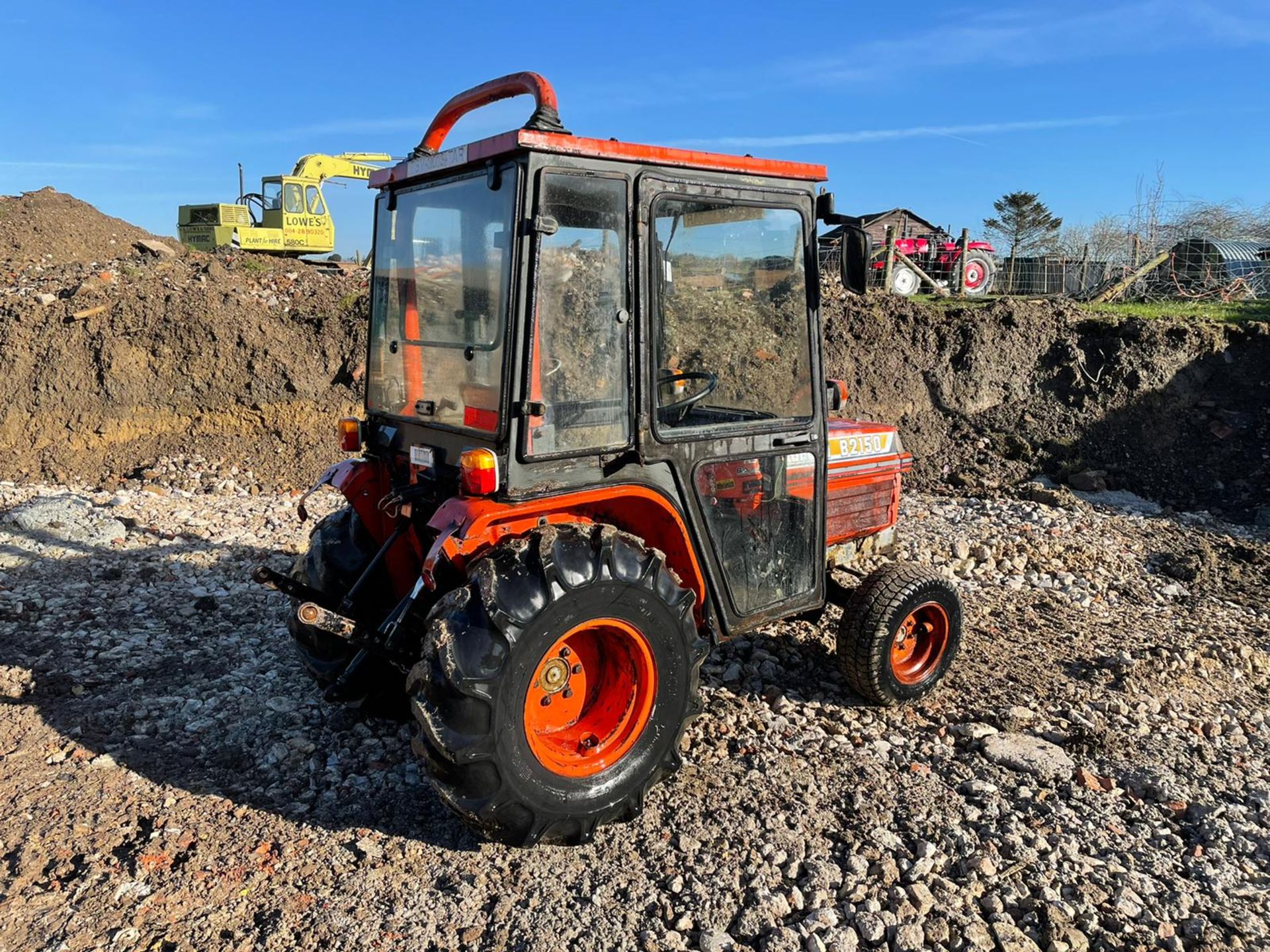KUBOTA B2150 COMPACT TRACTOR, RUNS AND DRIVES, FULLY GLASS CAB, 3 POINT LINKAGE *PLUS VAT* - Image 7 of 8