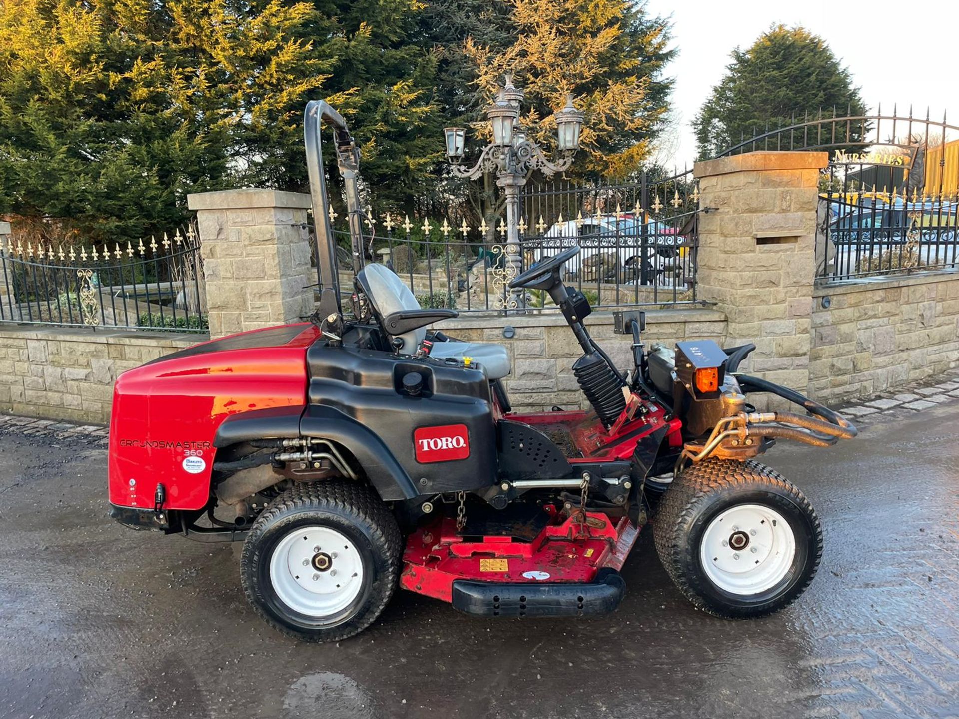 TORO GROUND MASTER 360 QUAD STEER RIDE ON MOWER, RUNS, DRIVES AND CUTS, CLEAN MACHINE, LOW 950 HOURS - Image 4 of 5