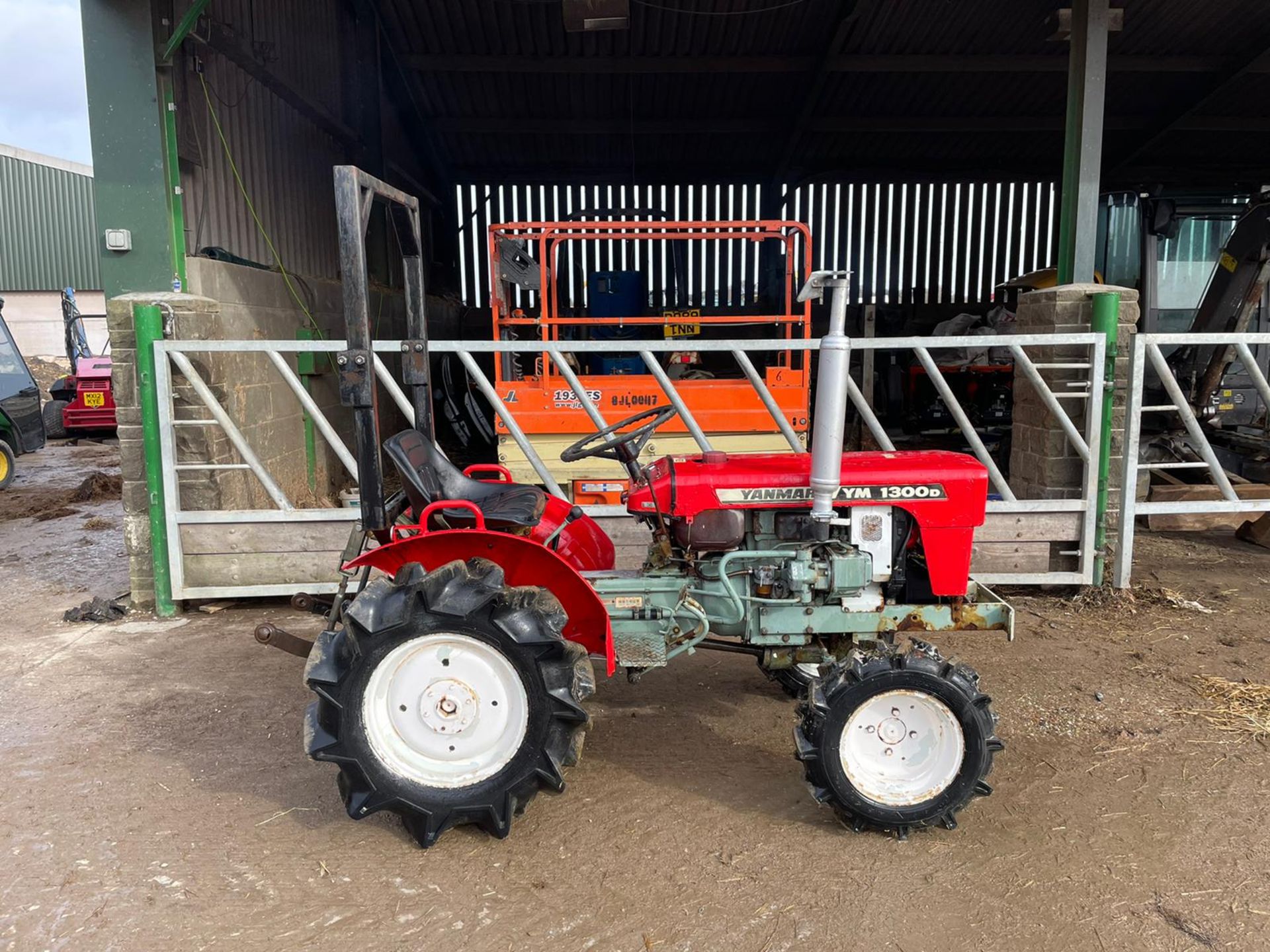 YANMAR YM1300D TRACTOR, RUNS AND DRIVES, IN USED BUT GOOD CONDITION, ROLL BAR *PLUS VAT* - Image 4 of 6