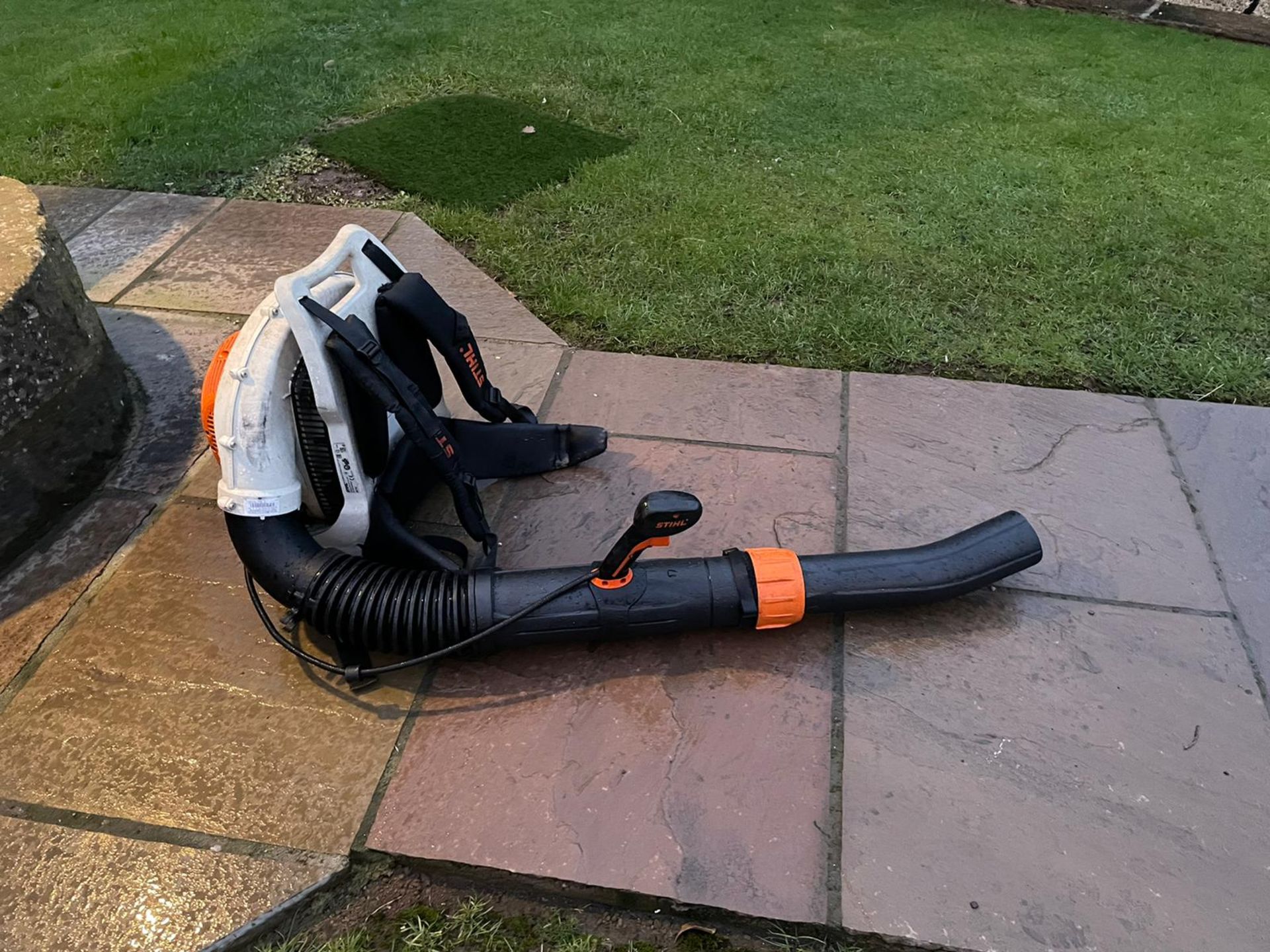 2017 STIHL BR700 BACK PACK BLOWER, BOUGHT NEW IN 2018, RUNS AND WORKS, CAN DELIVER AT COST *NO VAT* - Image 2 of 4