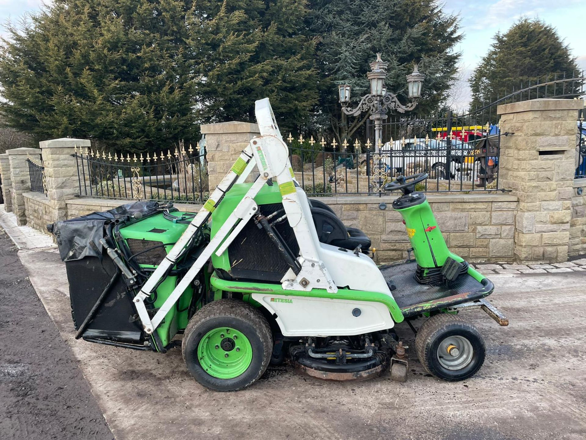 ETESIA HYDRO 124 D RIDE ON MOWER, RUNS, DRIVES AND CUTS, HIGH TIP COLLECTOR *PLUS VAT* - Image 2 of 7