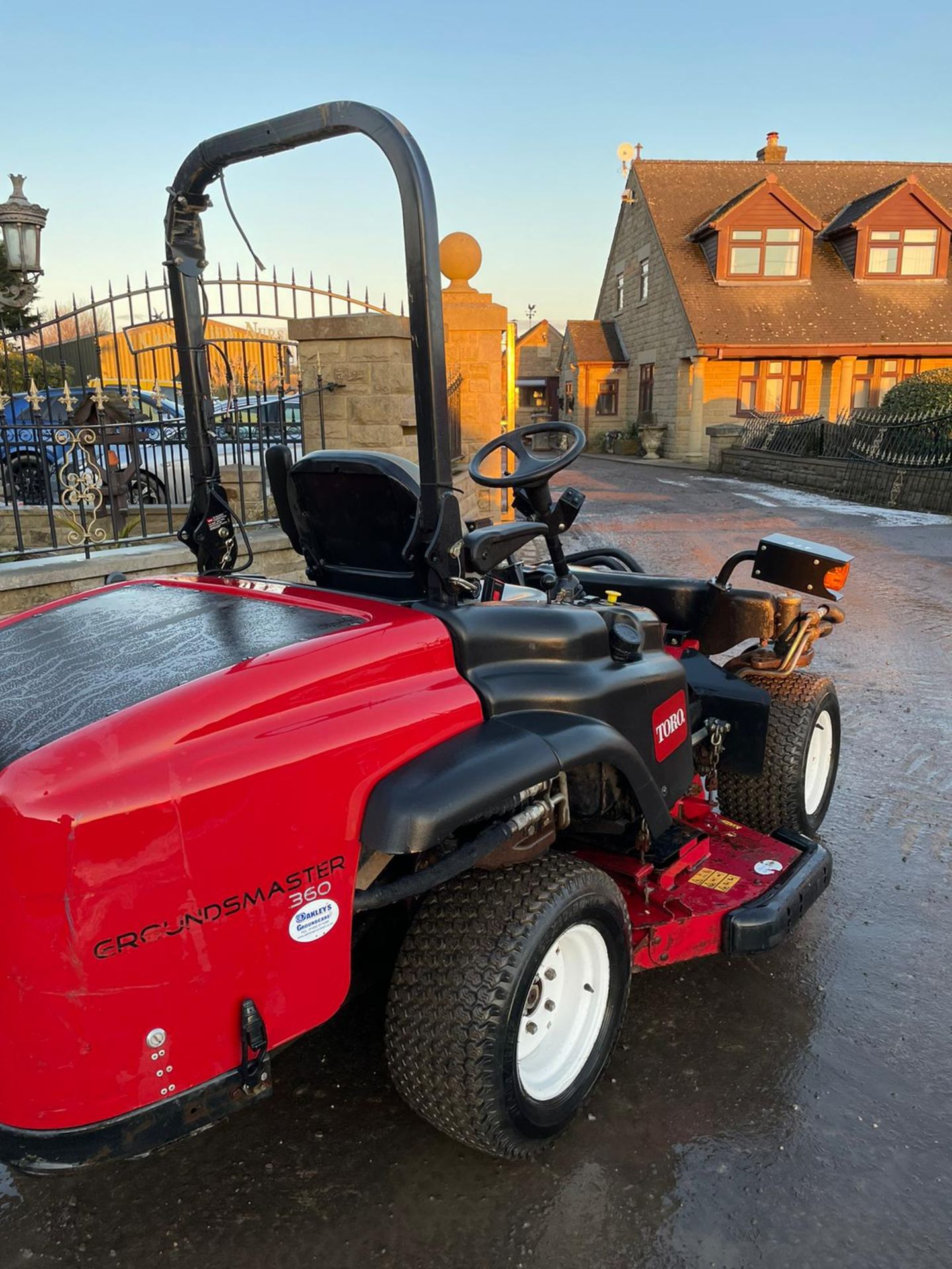 TORO GROUND MASTER 360 QUAD STEER RIDE ON MOWER, RUNS, DRIVES AND CUTS, CLEAN MACHINE, LOW 950 HOURS - Image 3 of 5