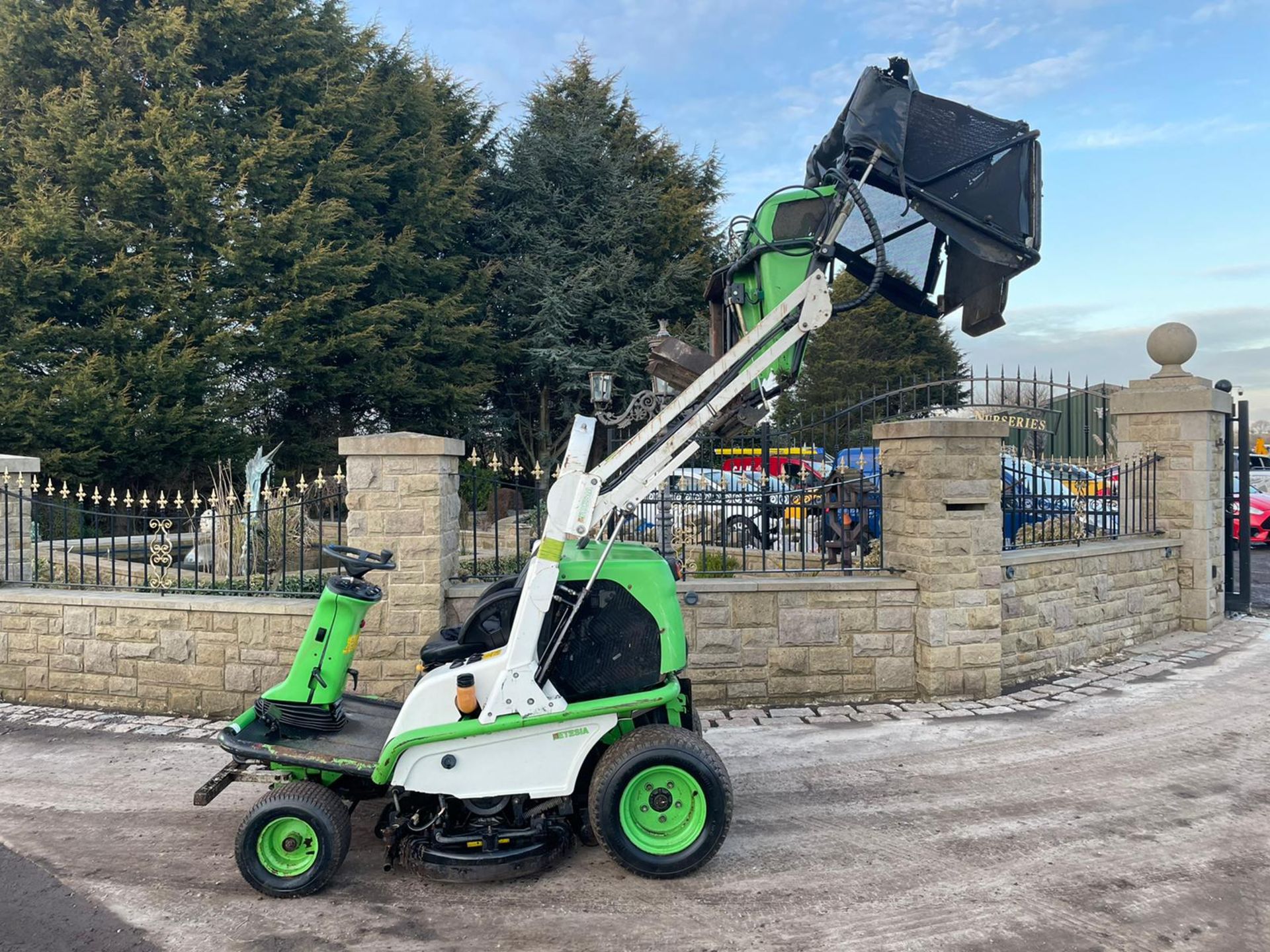 ETESIA HYDRO 124 D RIDE ON MOWER, RUNS, DRIVES AND CUTS, HIGH TIP COLLECTOR *PLUS VAT* - Image 5 of 7