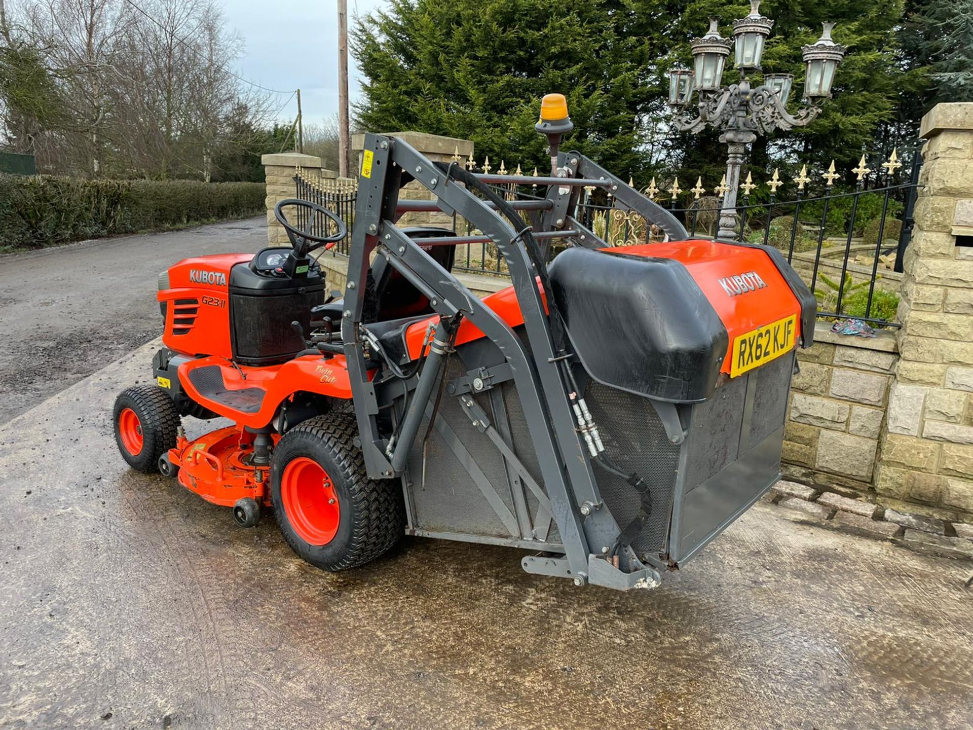 2013/62 KUBOTA G23-II HD RIDE ON MOWER, RUNS, DRIVES, CUTS, CLEAN MACHINE, HIGH TIP DUMP *PLUS VAT* - Image 3 of 6