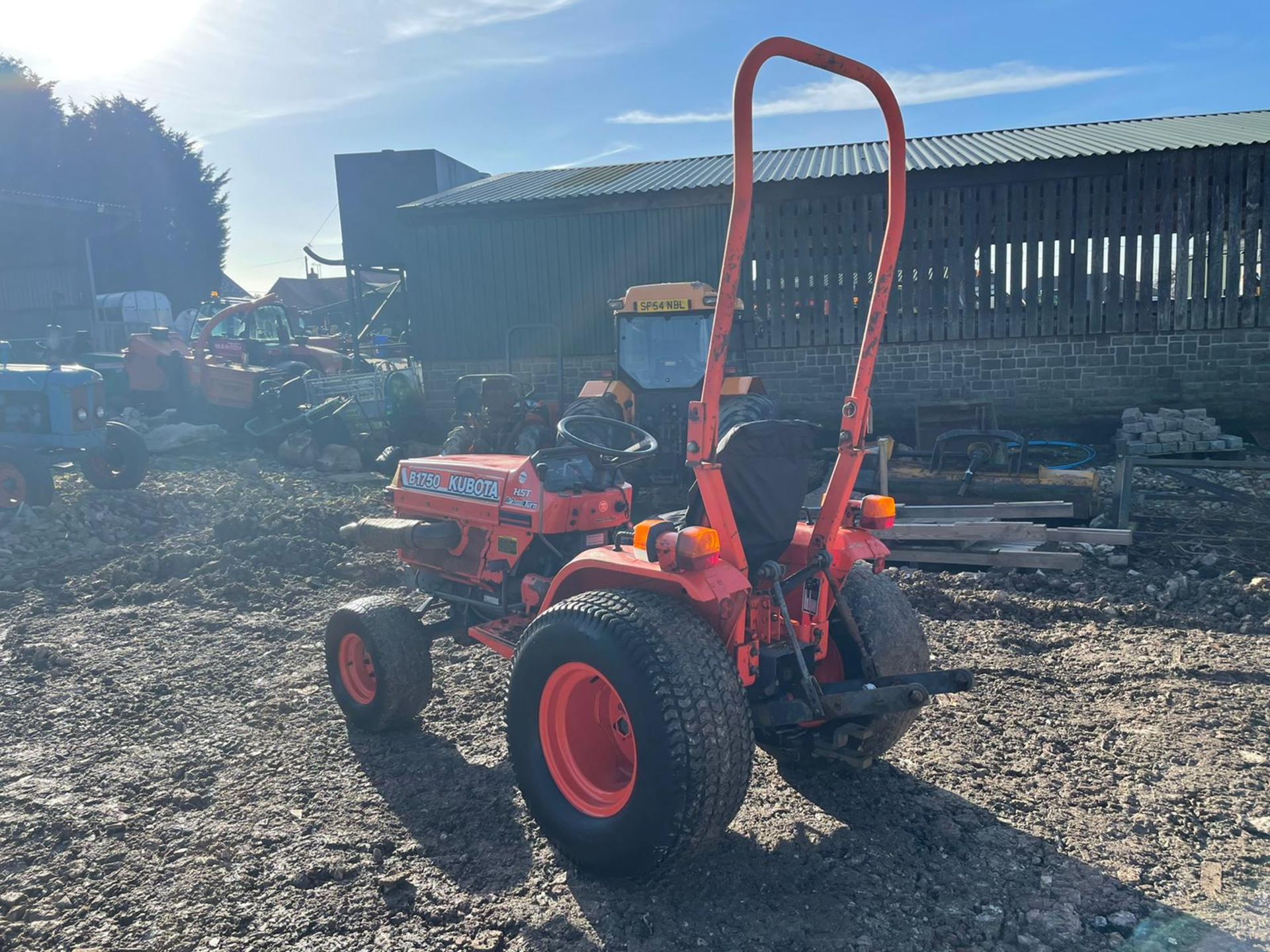 KUBOTA B1750 COMPACT TRACTOR, RUNS AND DRIVES, CLEAN MACHINE, CANOPY *NO VAT* - Image 2 of 7