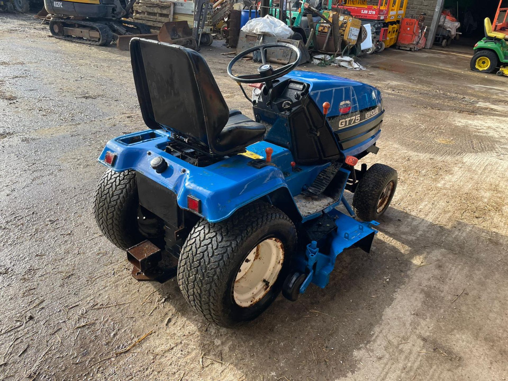 NEW HOLLAND GT75 RIDE ON MOWER, RUNS, DRIVES AND CUTS, 3 CYLINDER SHIBAURA DIESEL ENGINE *NO VAT* - Image 3 of 5