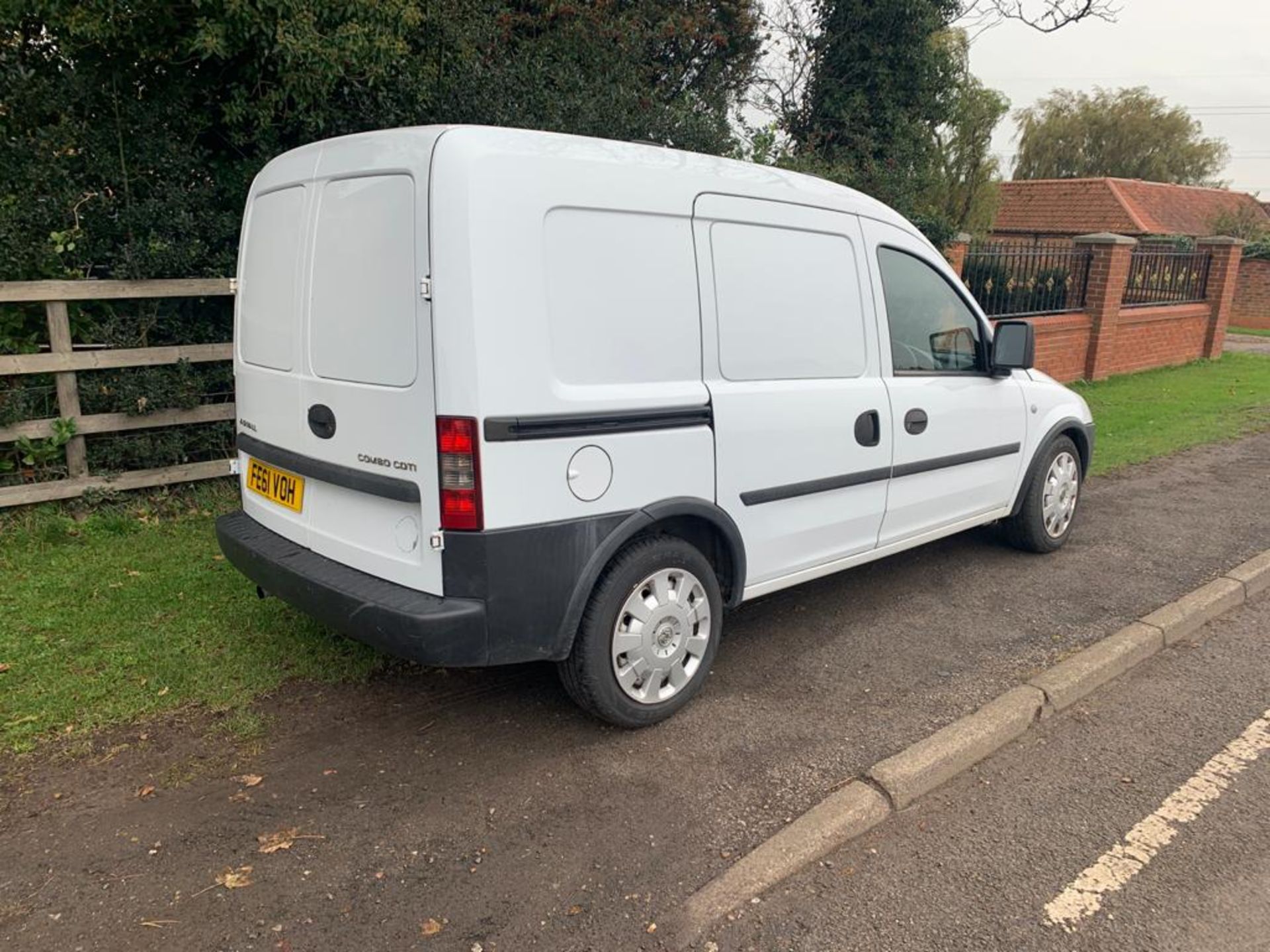 NO VAT - 2011/61 REG VAUXHALL COMBO CDTI SWB 5 SEAT 1.25 DIESEL CREW VAN *NO VAT* - Image 4 of 16