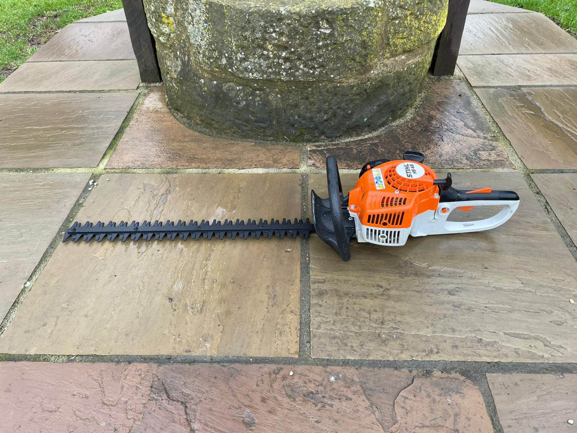 BRAND NEW AND UNUSED STIHL HS45 HEDGE CUTTER, 24" BLADE, C/W MANUAL AND BLADE GUARD *NO VAT* - Image 4 of 4