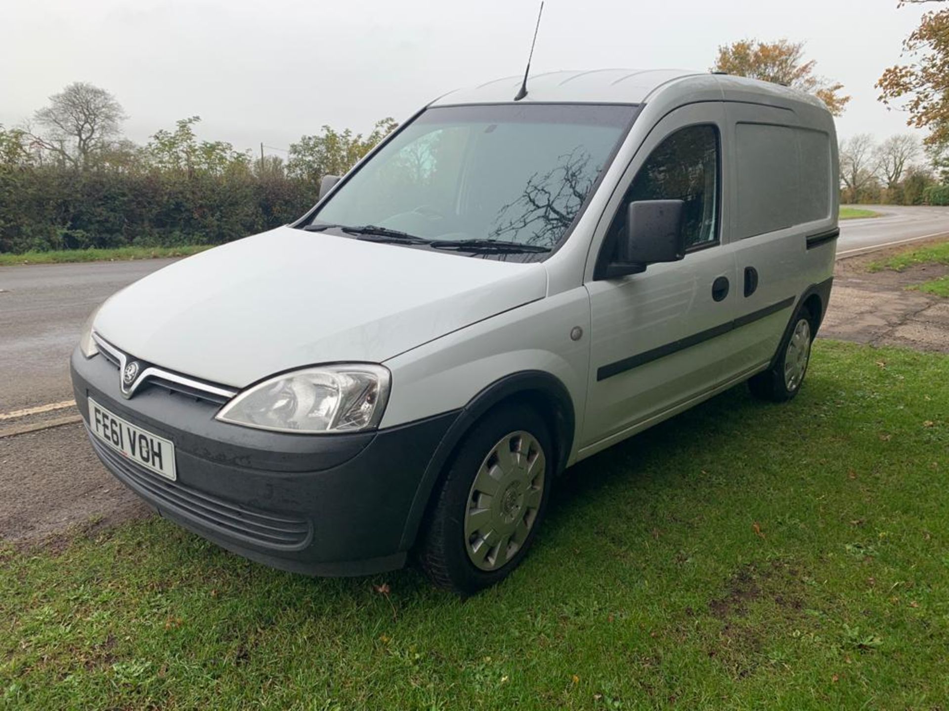 NO VAT - 2011/61 REG VAUXHALL COMBO CDTI SWB 5 SEAT 1.25 DIESEL CREW VAN *NO VAT* - Image 2 of 16