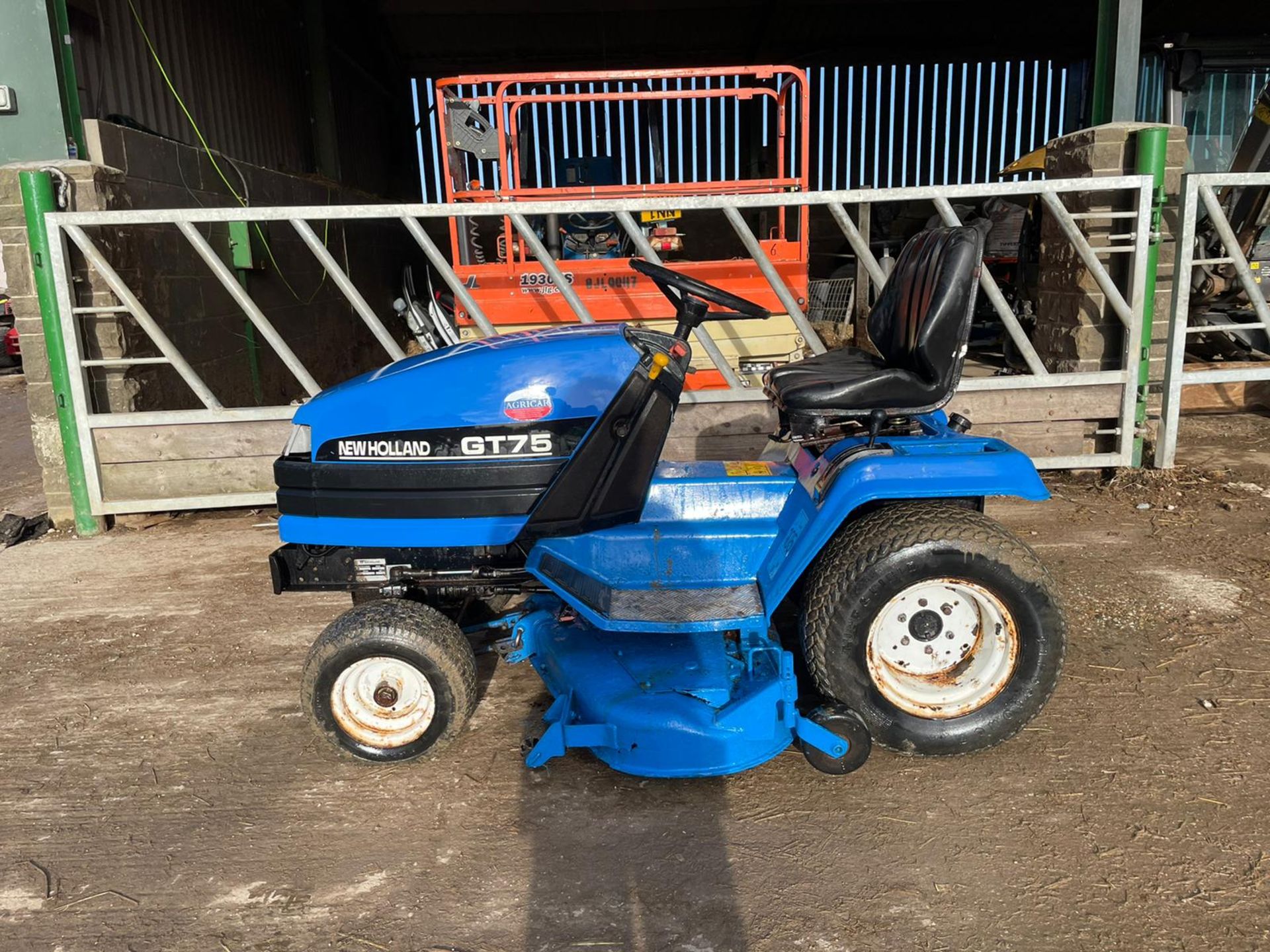 NEW HOLLAND GT75 RIDE ON MOWER, RUNS, DRIVES AND CUTS, 3 CYLINDER SHIBAURA DIESEL ENGINE *NO VAT* - Image 5 of 5