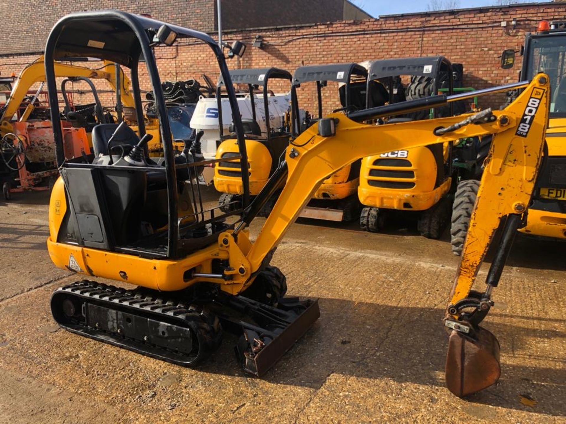 2013 JCB 8018 MINI DIGGER, SHOWING 2300 HOURS, 1 OWNER AND VERY WELL SERVICED, EXPANDING TRACKS