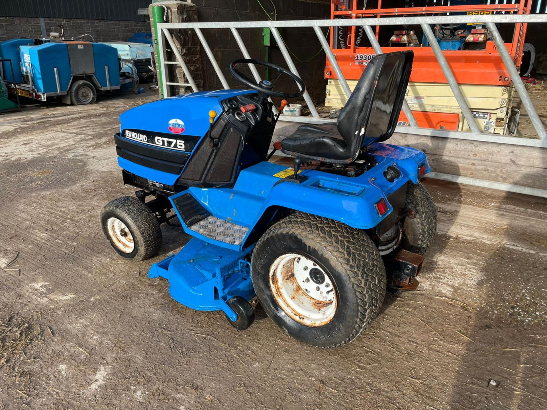 NEW HOLLAND GT75 RIDE ON MOWER, RUNS, DRIVES AND CUTS, 3 CYLINDER SHIBAURA DIESEL ENGINE *NO VAT* - Image 2 of 5