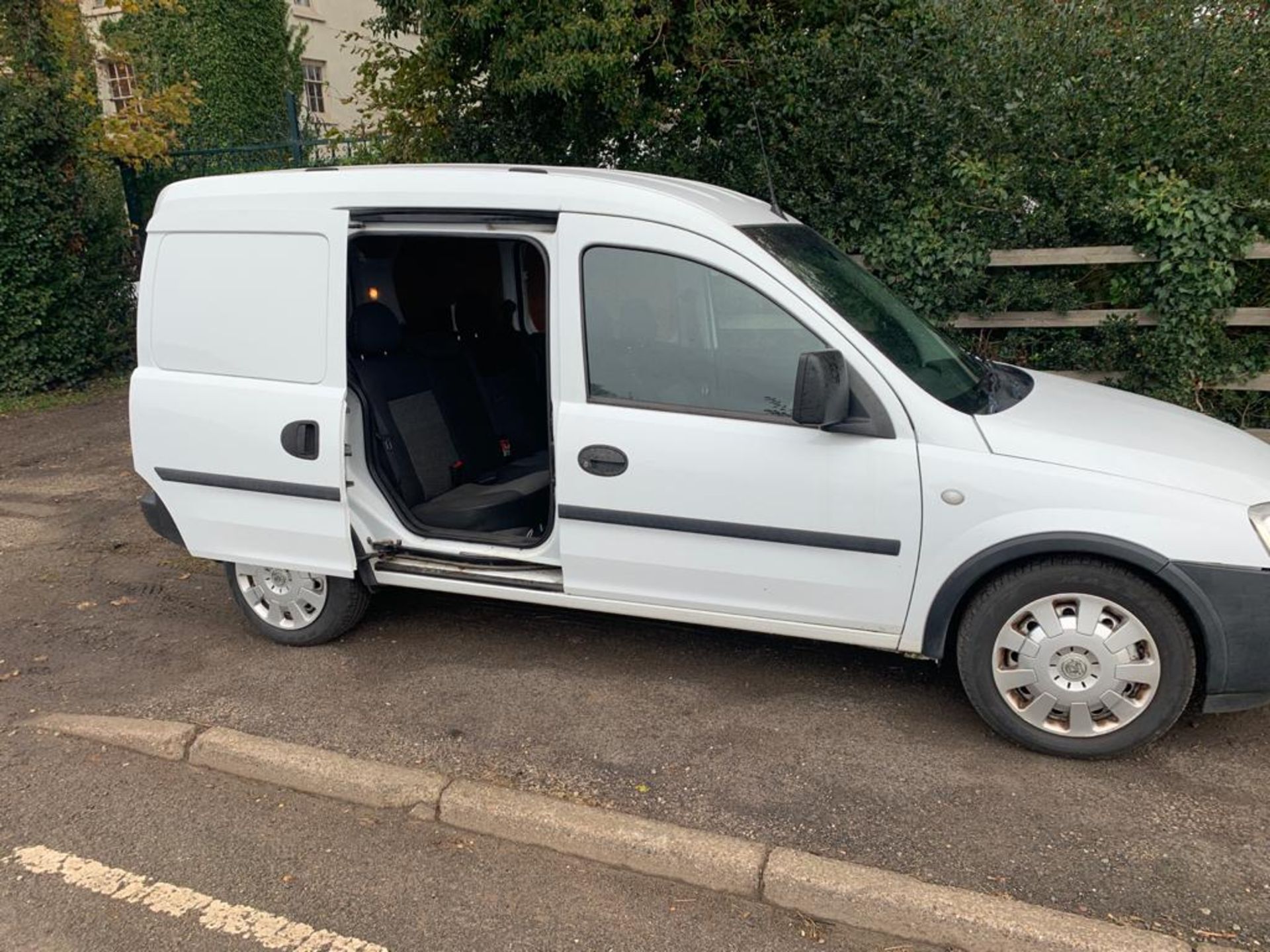 NO VAT - 2011/61 REG VAUXHALL COMBO CDTI SWB 5 SEAT 1.25 DIESEL CREW VAN *NO VAT* - Image 5 of 16