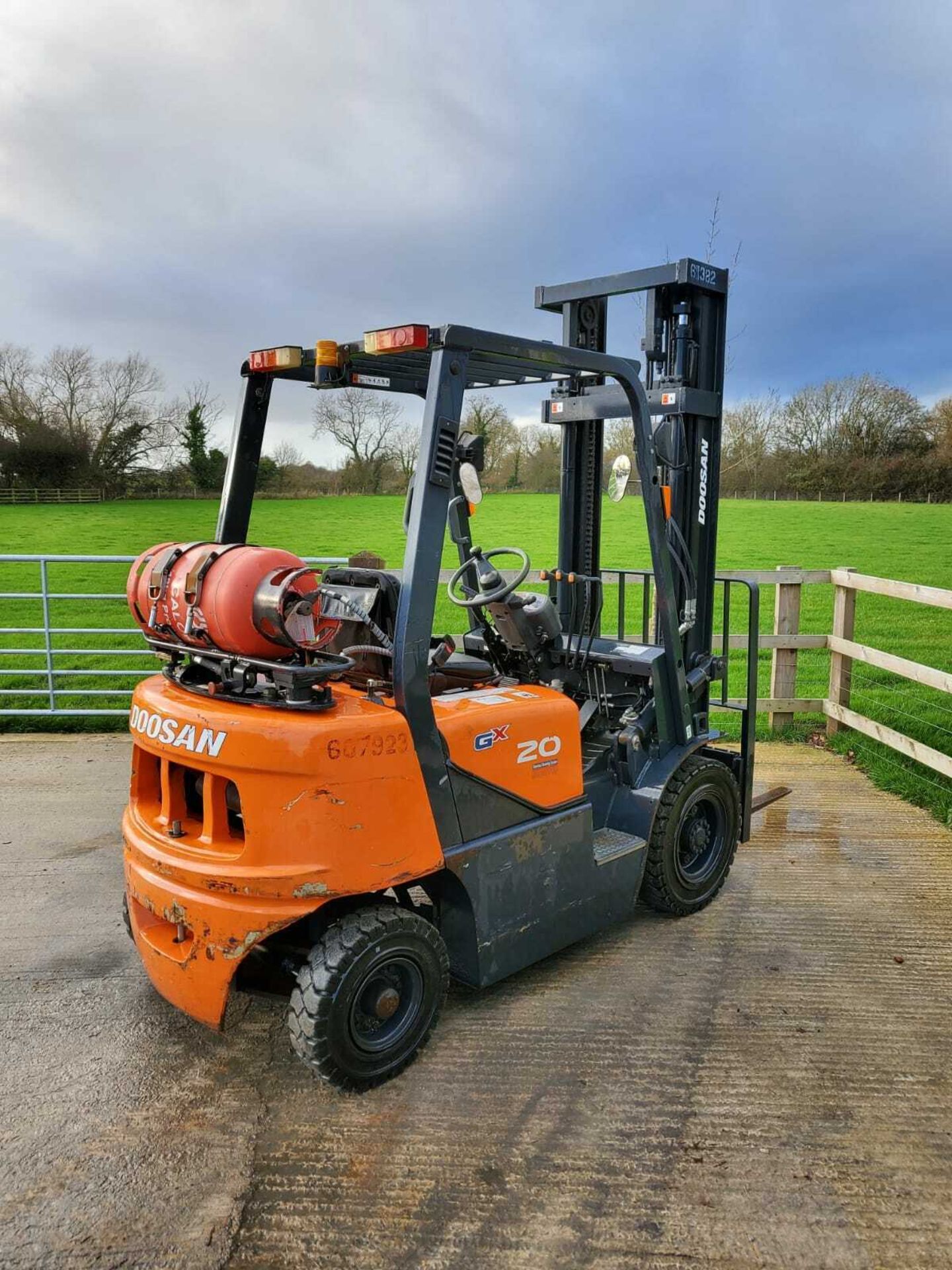 DOOSAN 2 TON GX, GAS FORK LIFT, DUPLEX MAST, YEAR 2016, ONLY 1000 HOURS *PLUS VAT* - Image 4 of 4