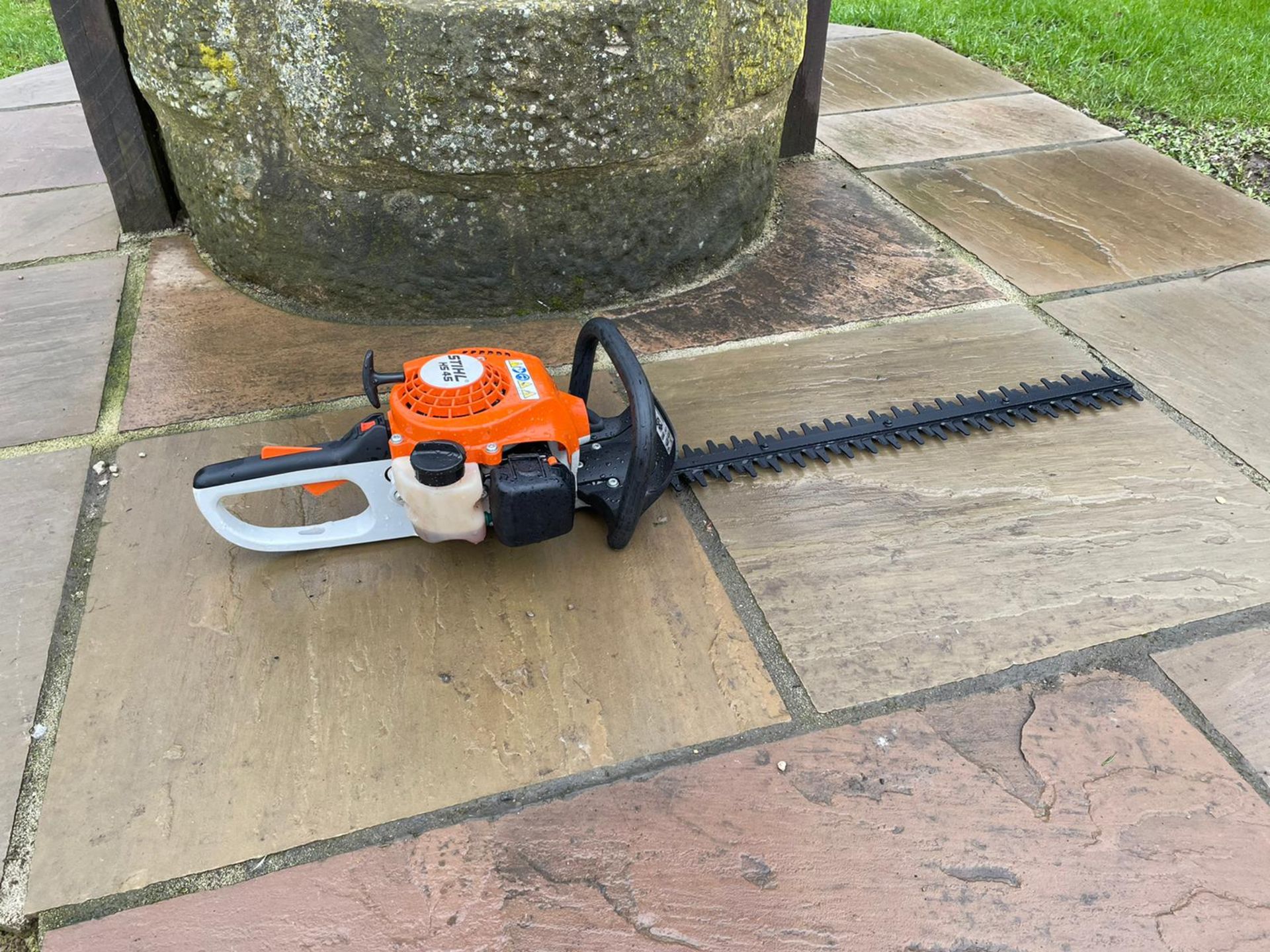 BRAND NEW AND UNUSED STIHL HS45 HEDGE CUTTER, 24" BLADE, C/W MANUAL AND BLADE GUARD *NO VAT* - Image 3 of 4