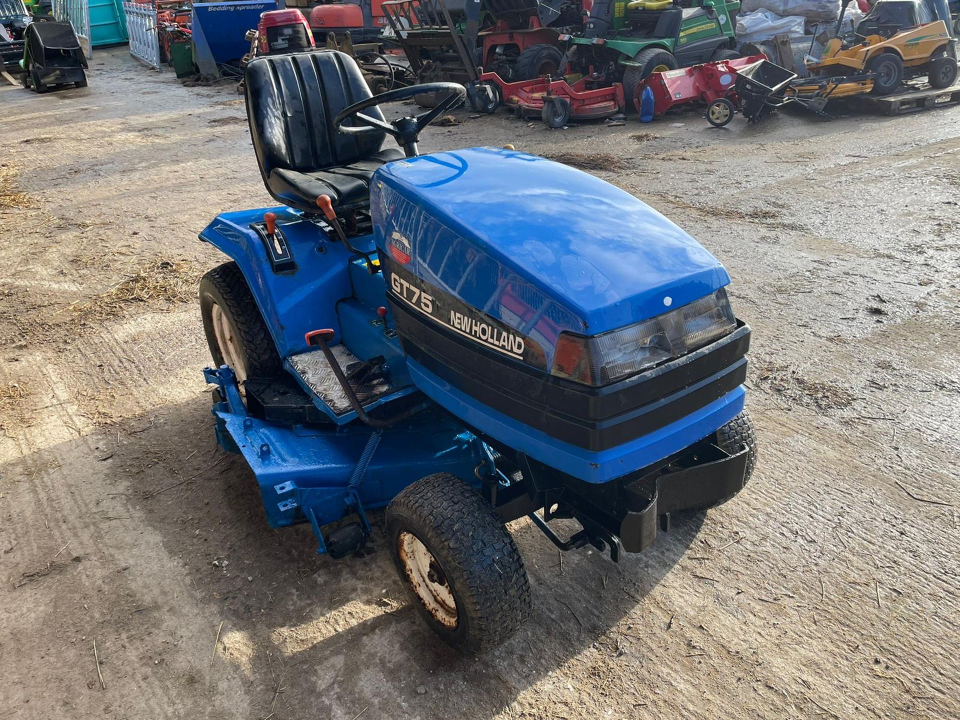 NEW HOLLAND GT75 RIDE ON MOWER, RUNS, DRIVES AND CUTS, 3 CYLINDER SHIBAURA DIESEL ENGINE *NO VAT* - Image 4 of 5