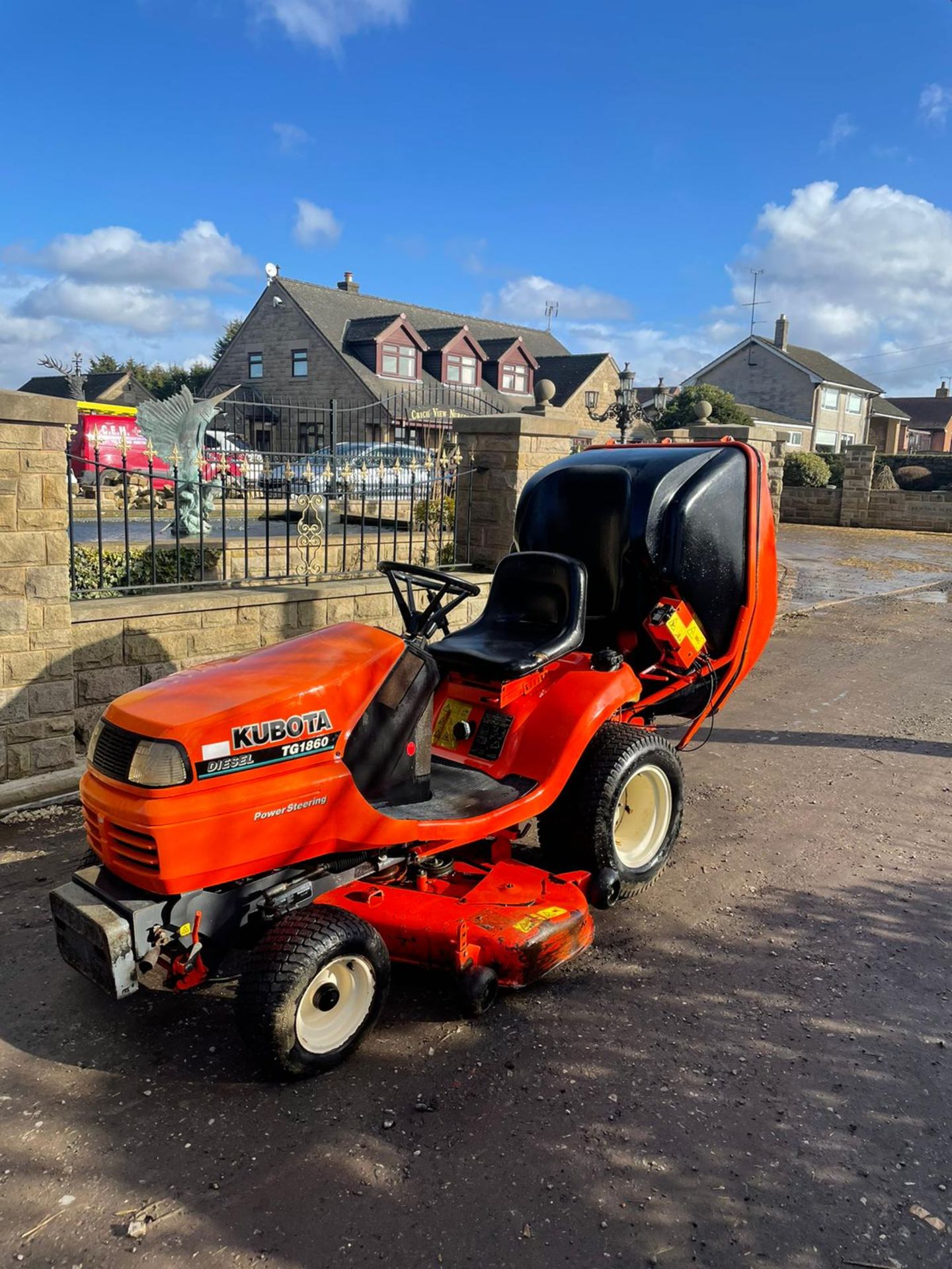 KUBOTA TG1860 RIDE ON LAWN MOWER, 3 CYLINDER KUBOTA DIESEL ENGINE, VERY LOW HOURS 1030 *NO VAT*