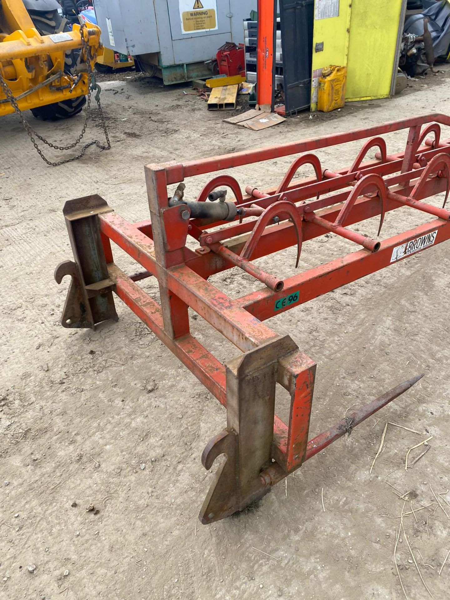 BALE HANDLER GRAB FITS TRACTOR EURO BRACKETS WORKS WELL, IN GOOD CONDITION *NO VAT* - Image 4 of 4