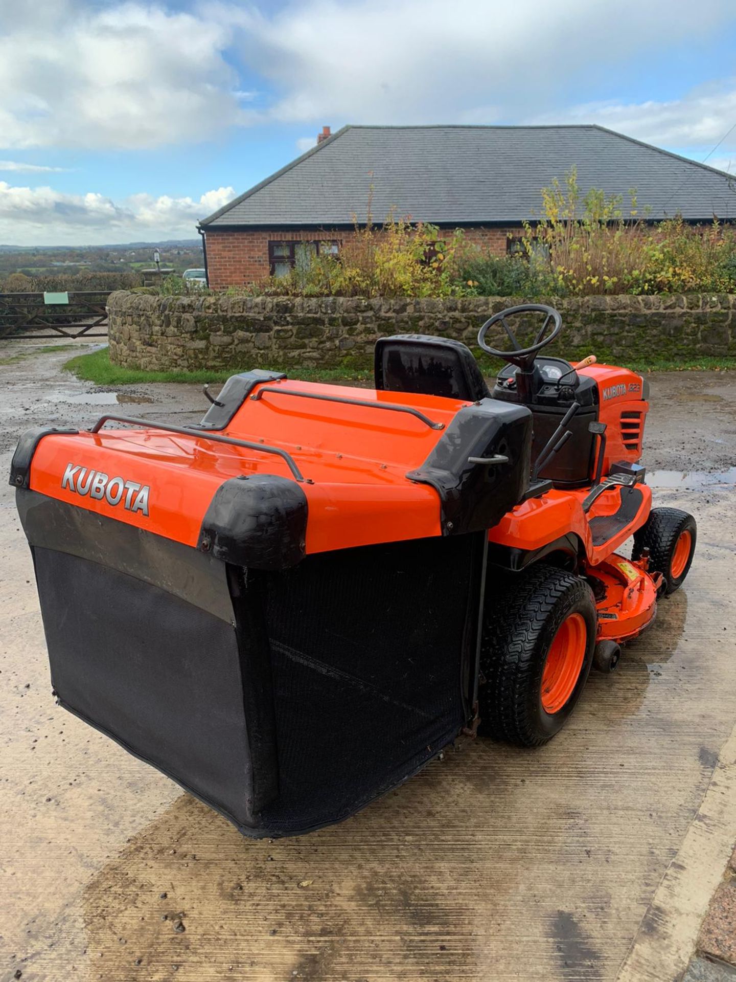 KUBOTA G23 RIDE ON LAWN MOWER, RUNS, DRIVES AND CUTS, CLEAN MACHINE *PLUS VAT* - Image 4 of 5