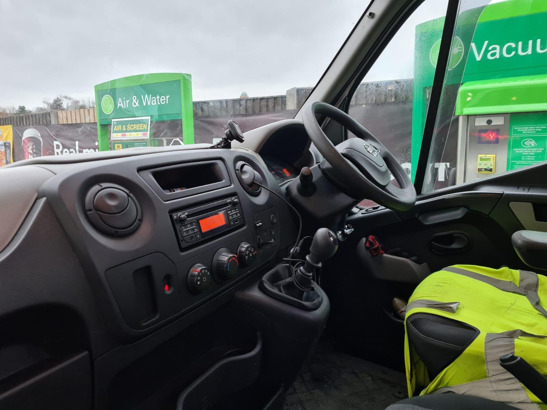 2017/17 REG NISSAN NV400 SE DCI 2.3 DIESEL WHITE BEAVERTAIL RECOVERY TRUCK, SHOWING 3 FORMER KEEPERS - Image 12 of 13