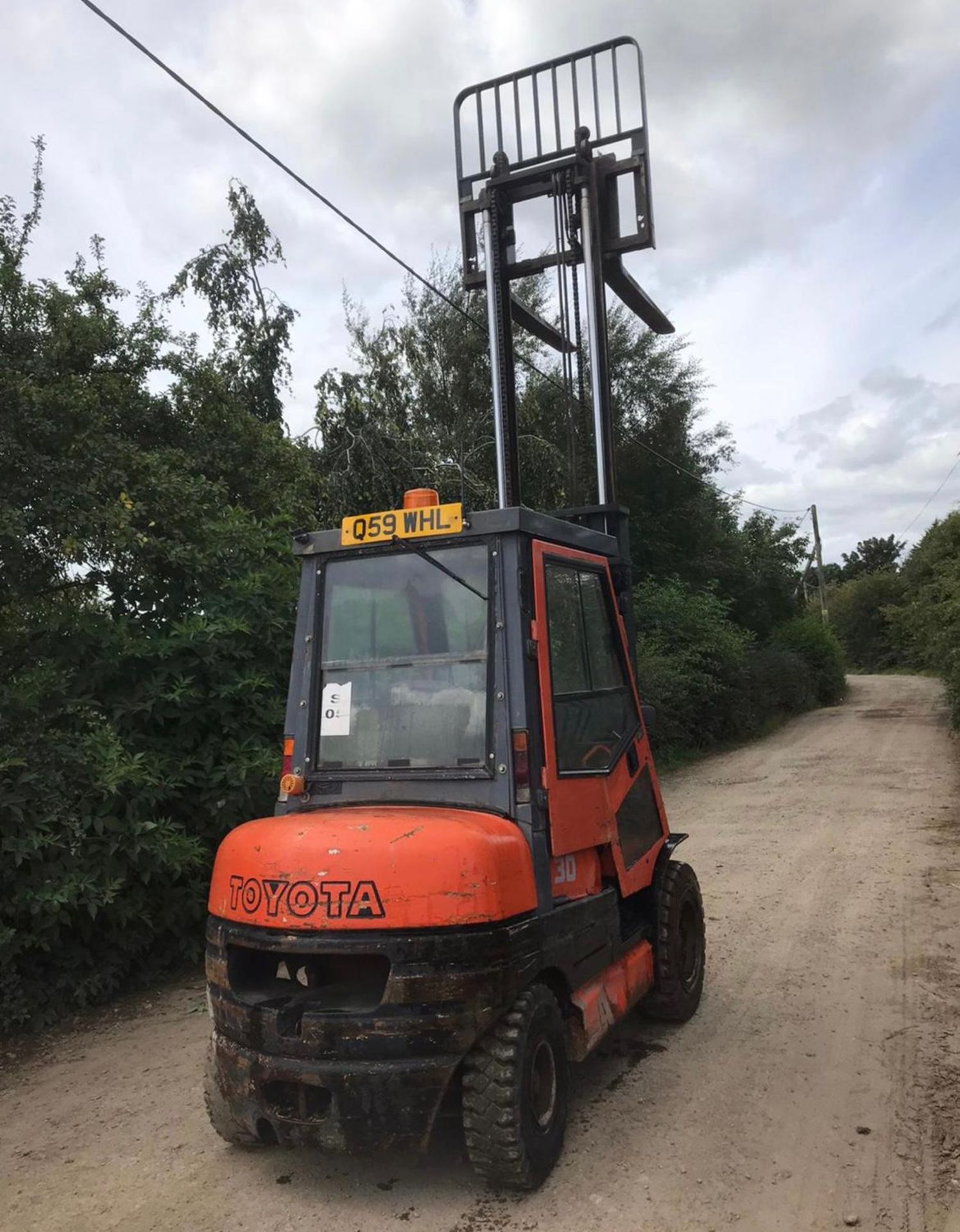 TOYOTA 30 FORKLIFT, RUNS, DRIVES AND LIFTS, CONTAINER SPEC, FULLY GLASS CAB *PLUS VAT* - Image 3 of 5