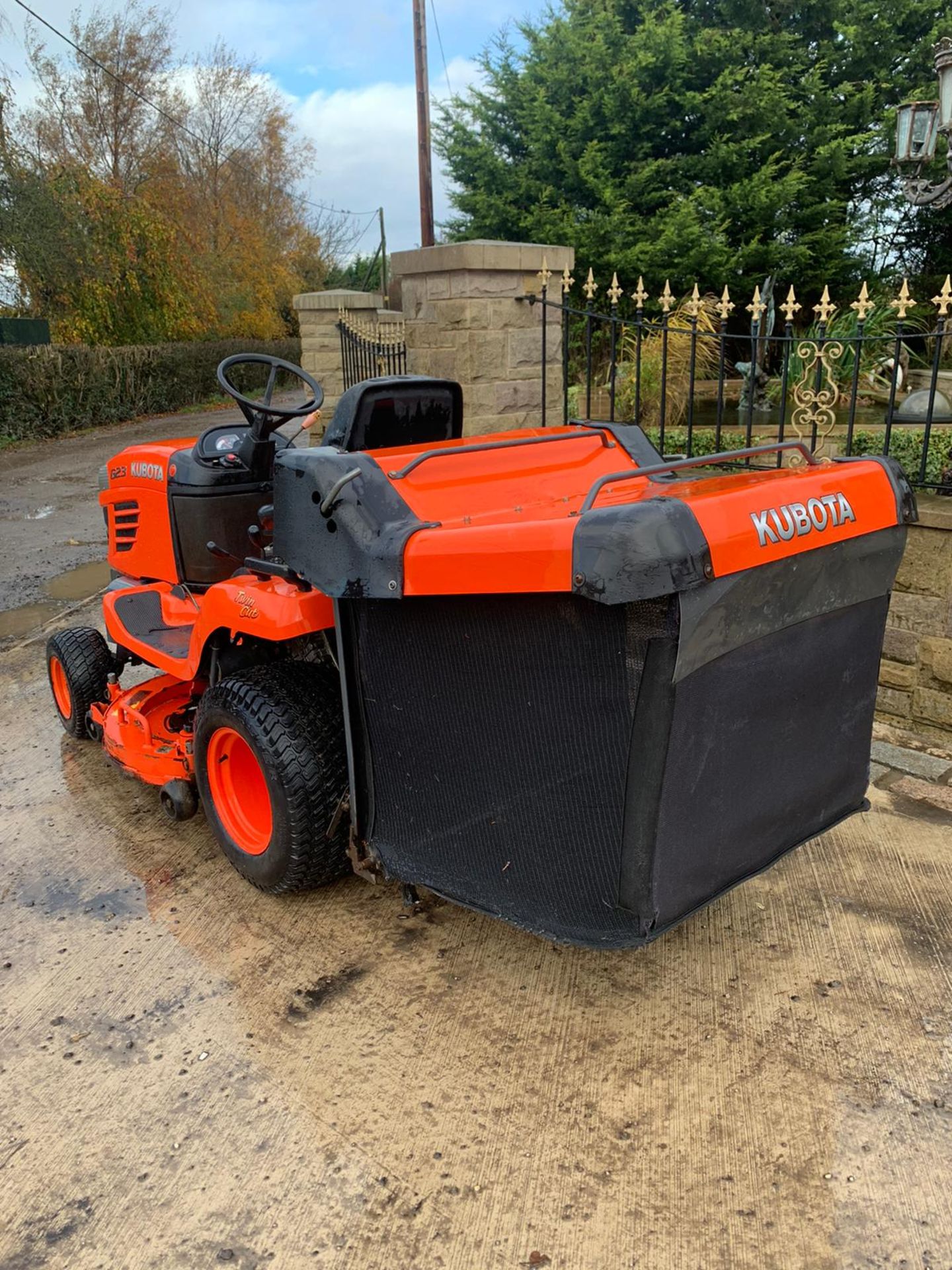 KUBOTA G23 RIDE ON LAWN MOWER, RUNS, DRIVES AND CUTS, CLEAN MACHINE *PLUS VAT* - Image 3 of 5