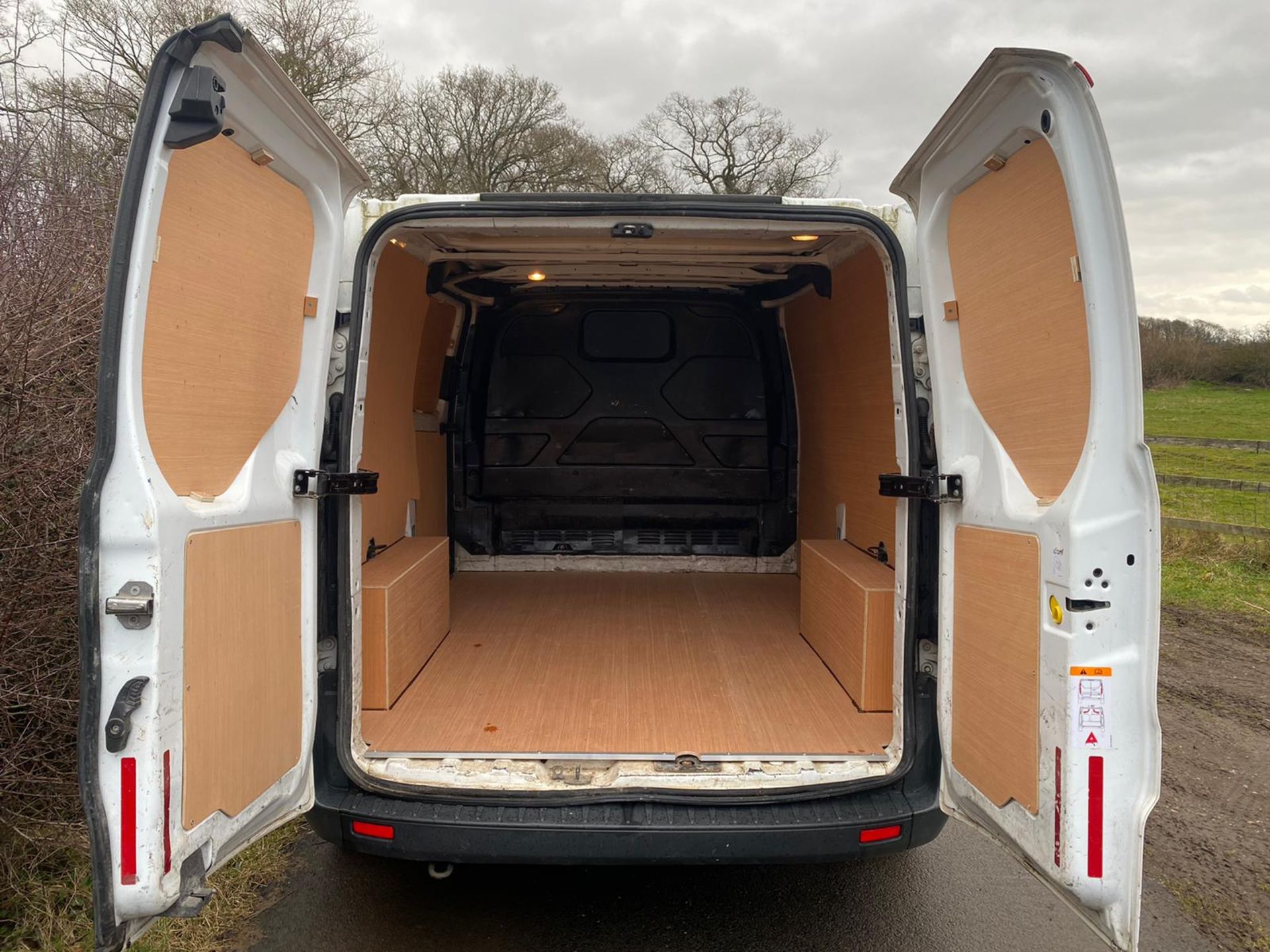 2014/14 REG FORD TRANSIT CUSTOM 290 ECO-TECH 2.2 DIESEL WHITE PANEL VAN, SHOWING 2 FORMER KEEPERS - Image 8 of 10